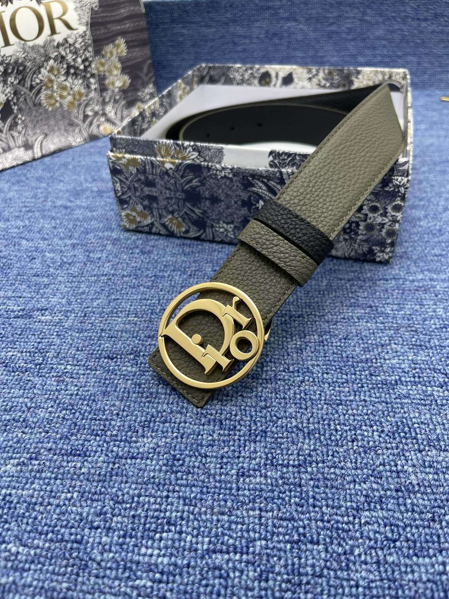迪奥3.5cm这款30MontaigneAvenue腰带从同名手袋汲取灵感是二零二三年秋季新品采用黑色光