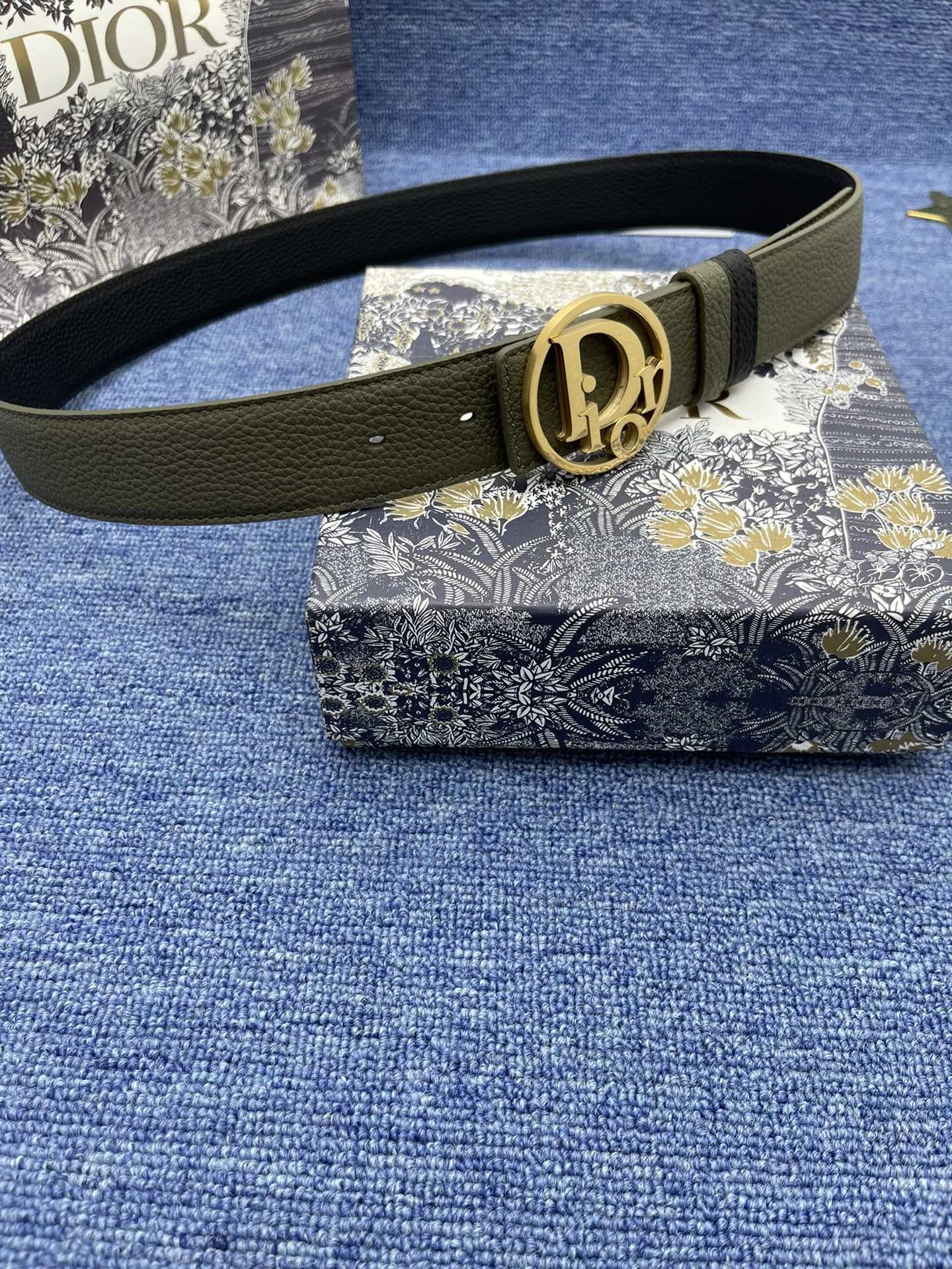 迪奥3.5cm这款30MontaigneAvenue腰带从同名手袋汲取灵感是二零二三年秋季新品采用黑色光