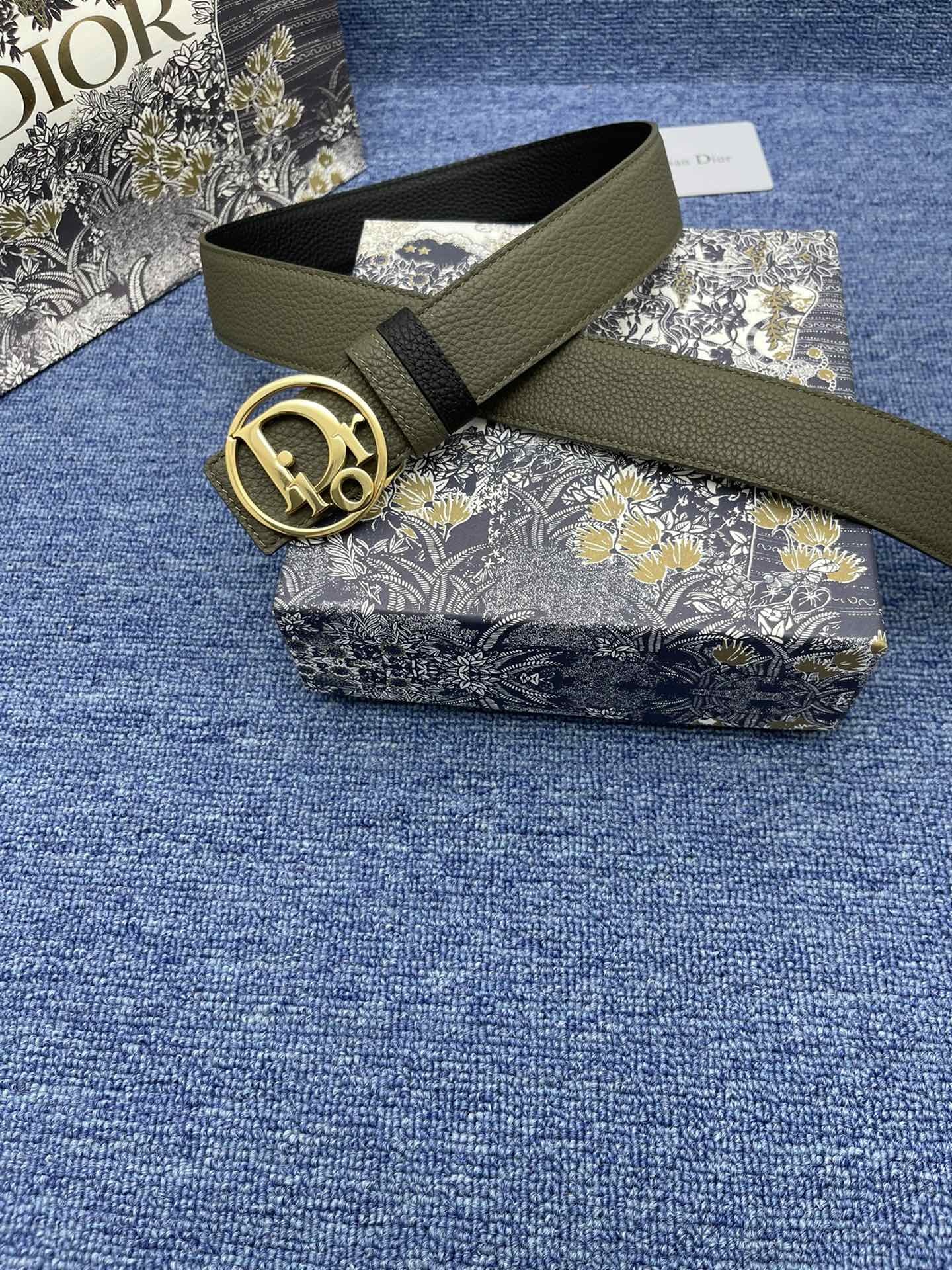 迪奥3.5cm这款30MontaigneAvenue腰带从同名手袋汲取灵感是二零二三年秋季新品采用黑色光