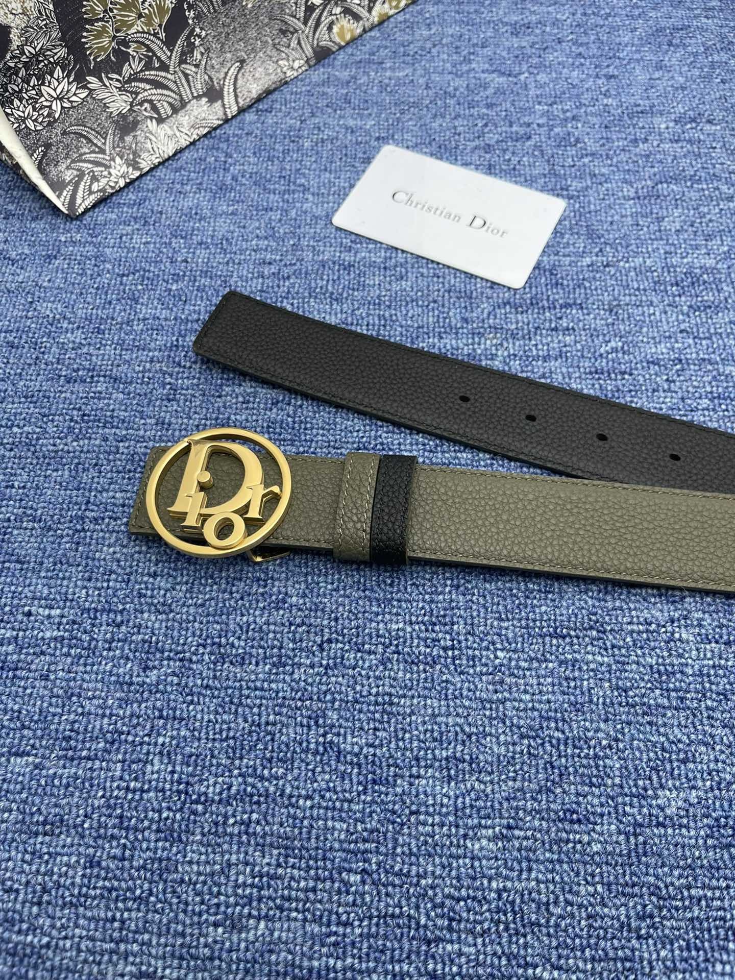迪奥3.5cm这款30MontaigneAvenue腰带从同名手袋汲取灵感是二零二三年秋季新品采用黑色光