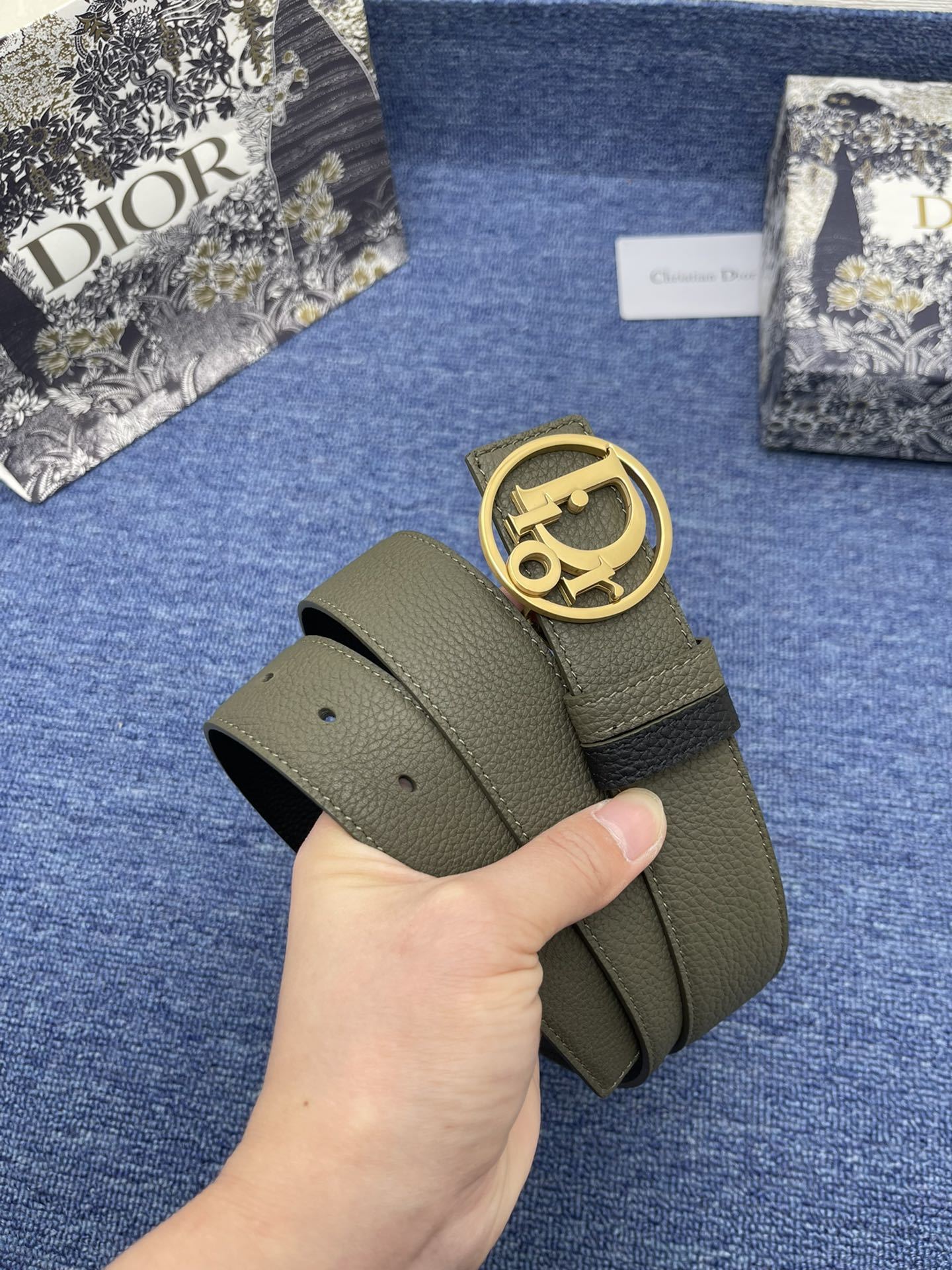 迪奥3.5cm这款30MontaigneAvenue腰带从同名手袋汲取灵感是二零二三年秋季新品采用黑色光