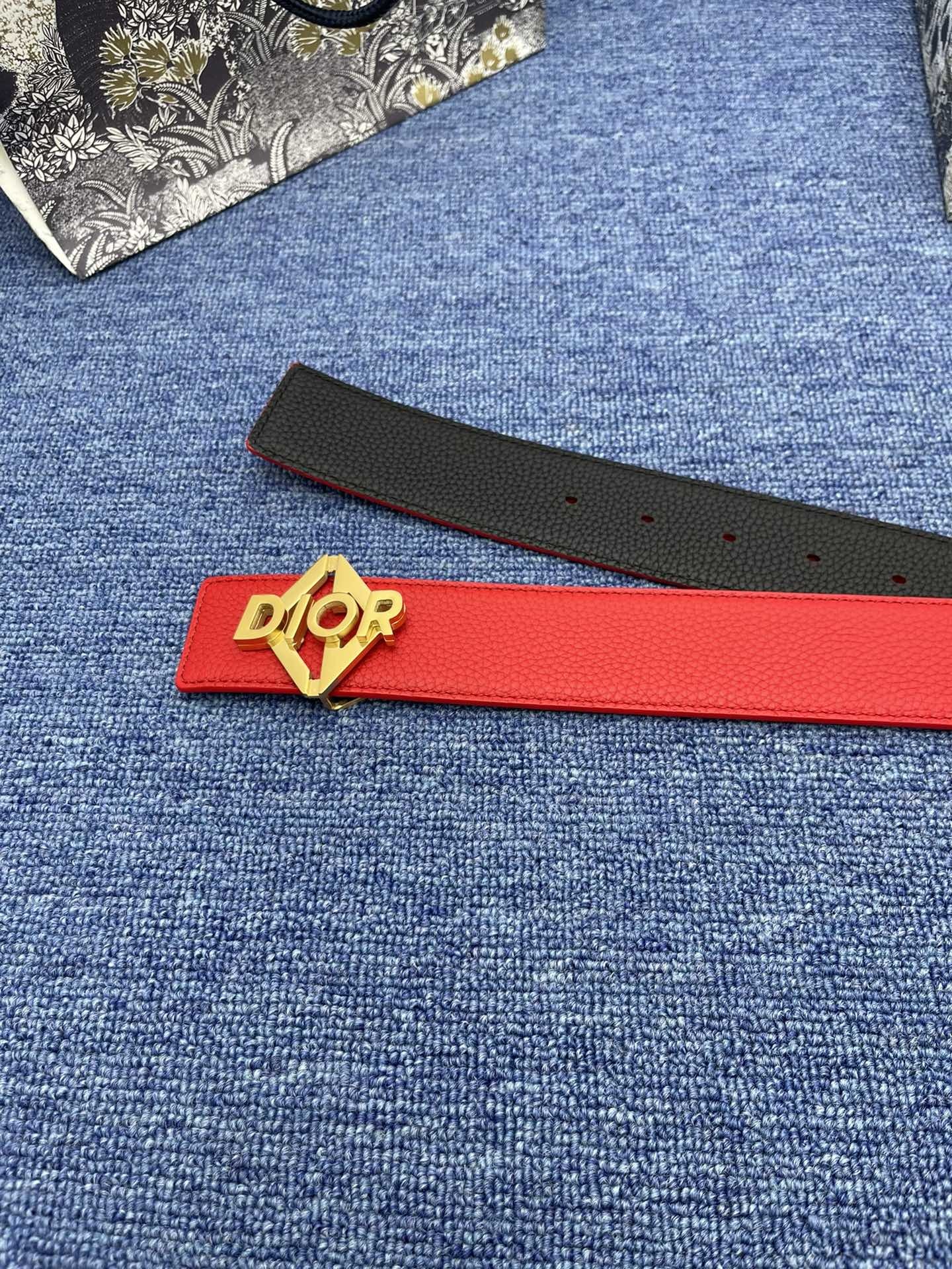 迪奥3.5cm这款30MontaigneAvenue腰带从同名手袋汲取灵感是二零二三年秋季新品采用黑色光