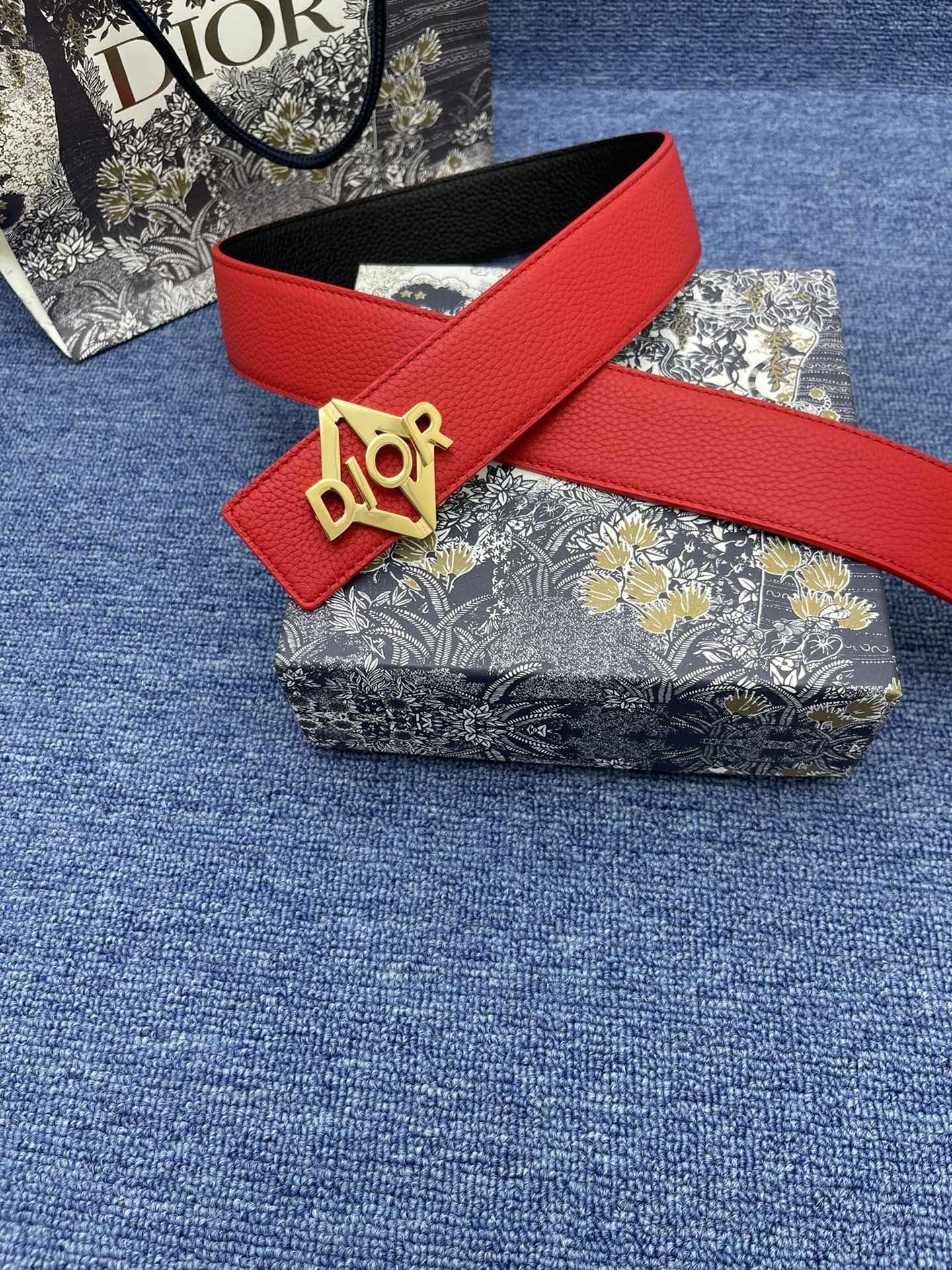 迪奥3.5cm这款30MontaigneAvenue腰带从同名手袋汲取灵感是二零二三年秋季新品采用黑色光