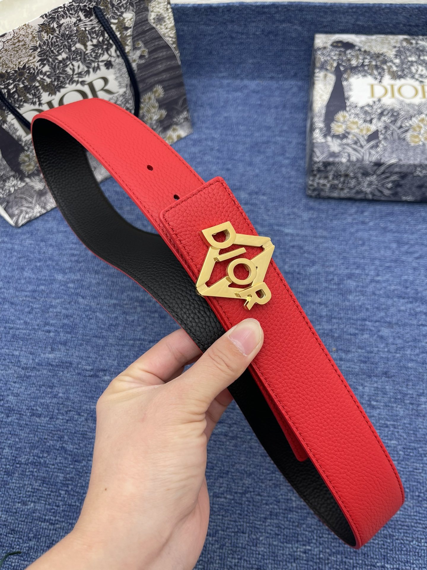 迪奥3.5cm这款30MontaigneAvenue腰带从同名手袋汲取灵感是二零二三年秋季新品采用黑色光