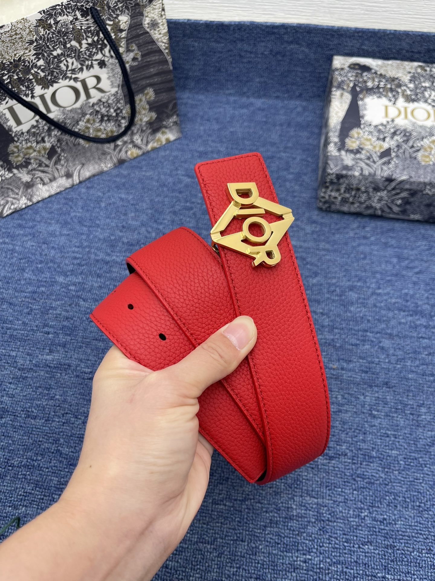 迪奥3.5cm这款30MontaigneAvenue腰带从同名手袋汲取灵感是二零二三年秋季新品采用黑色光