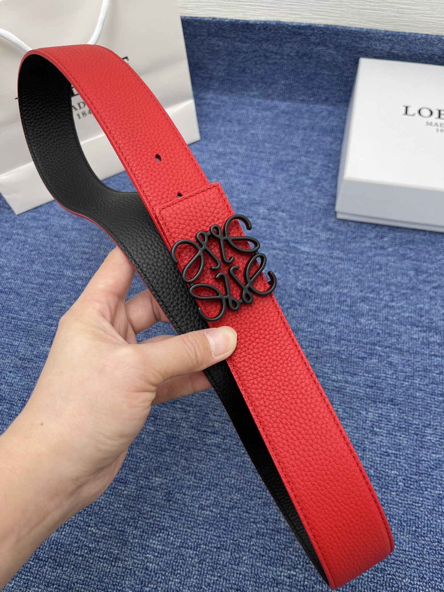 品牌罗意威描述经典系列新品腰带采用小牛皮材质完美搭配手工车线两款经典配色可搭配商务西装或更为休闲的造型腰