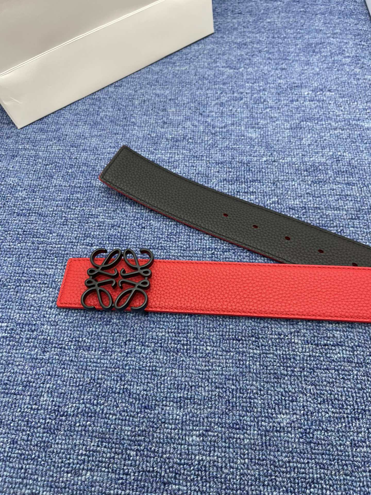 品牌罗意威描述经典系列新品腰带采用小牛皮材质完美搭配手工车线两款经典配色可搭配商务西装或更为休闲的造型腰