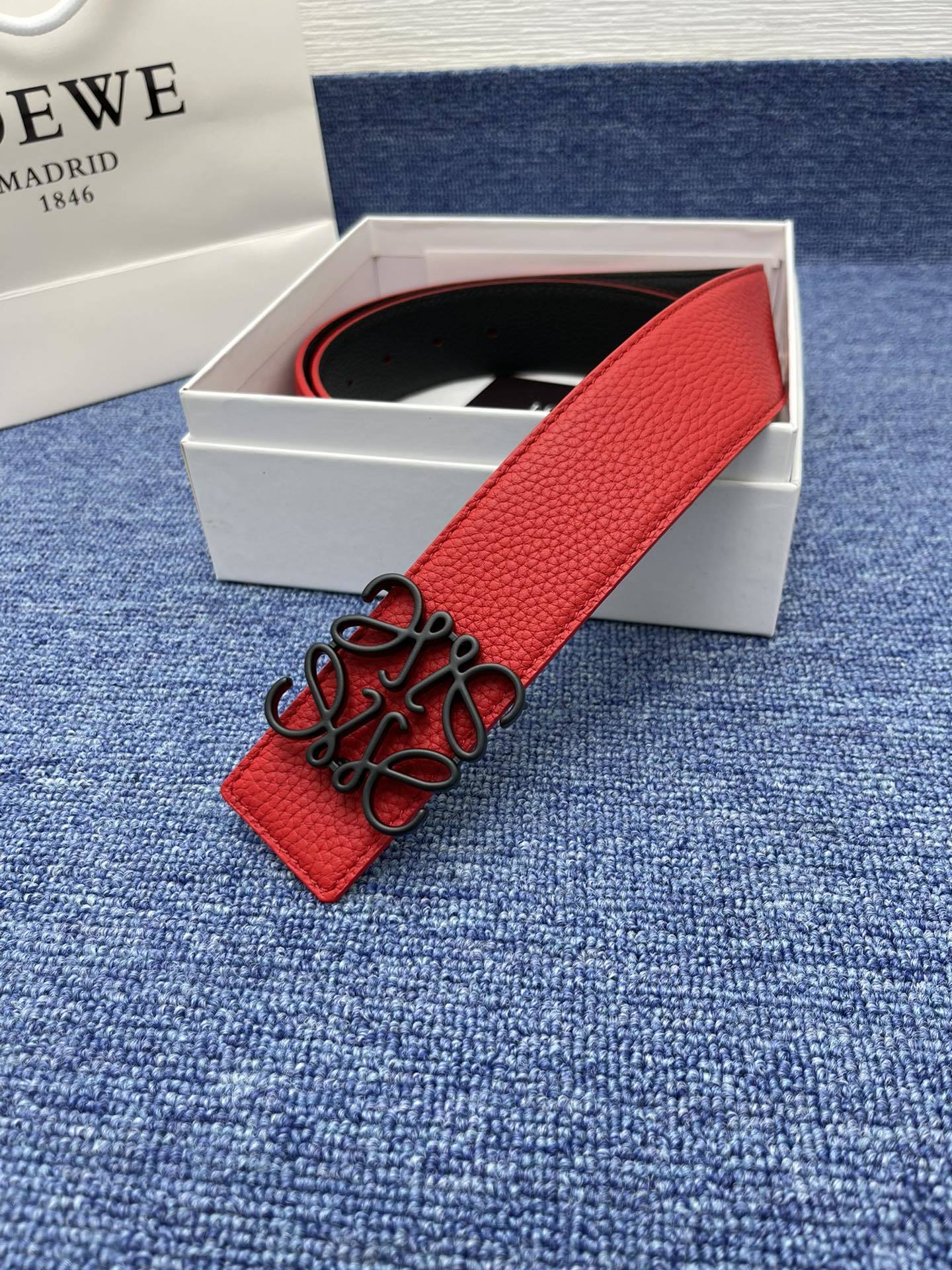 品牌罗意威描述经典系列新品腰带采用小牛皮材质完美搭配手工车线两款经典配色可搭配商务西装或更为休闲的造型腰