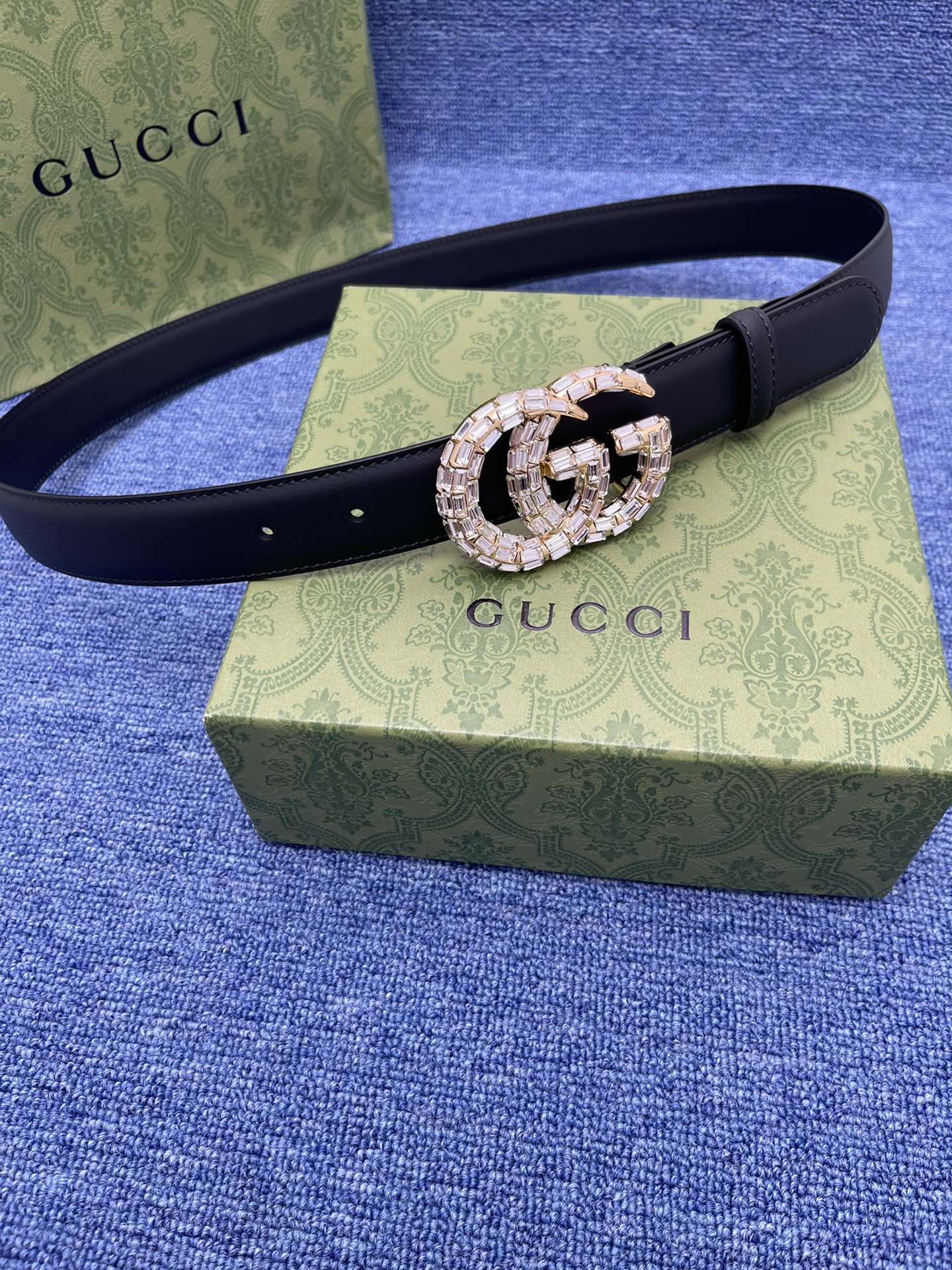 品牌古驰Gucci描述采用高级GucciSignature真皮精制而成触感厚实饰以双G商标带扣腰带为意大