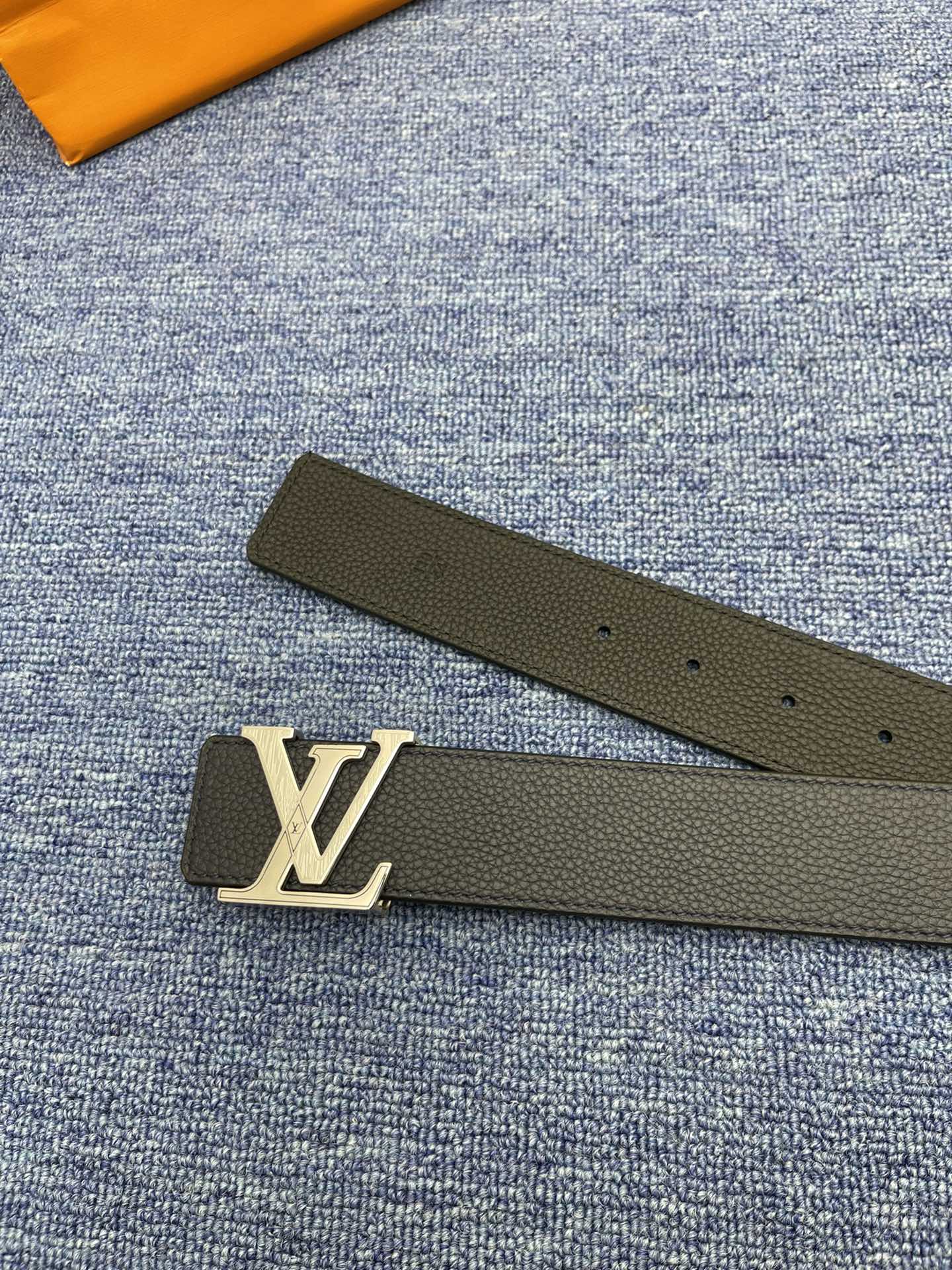 品牌LV4.0cm描述这款饰有LV带扣的腰带配以水牛皮衬里覆以Monogram牛皮展现细腻的品牌特质是牛