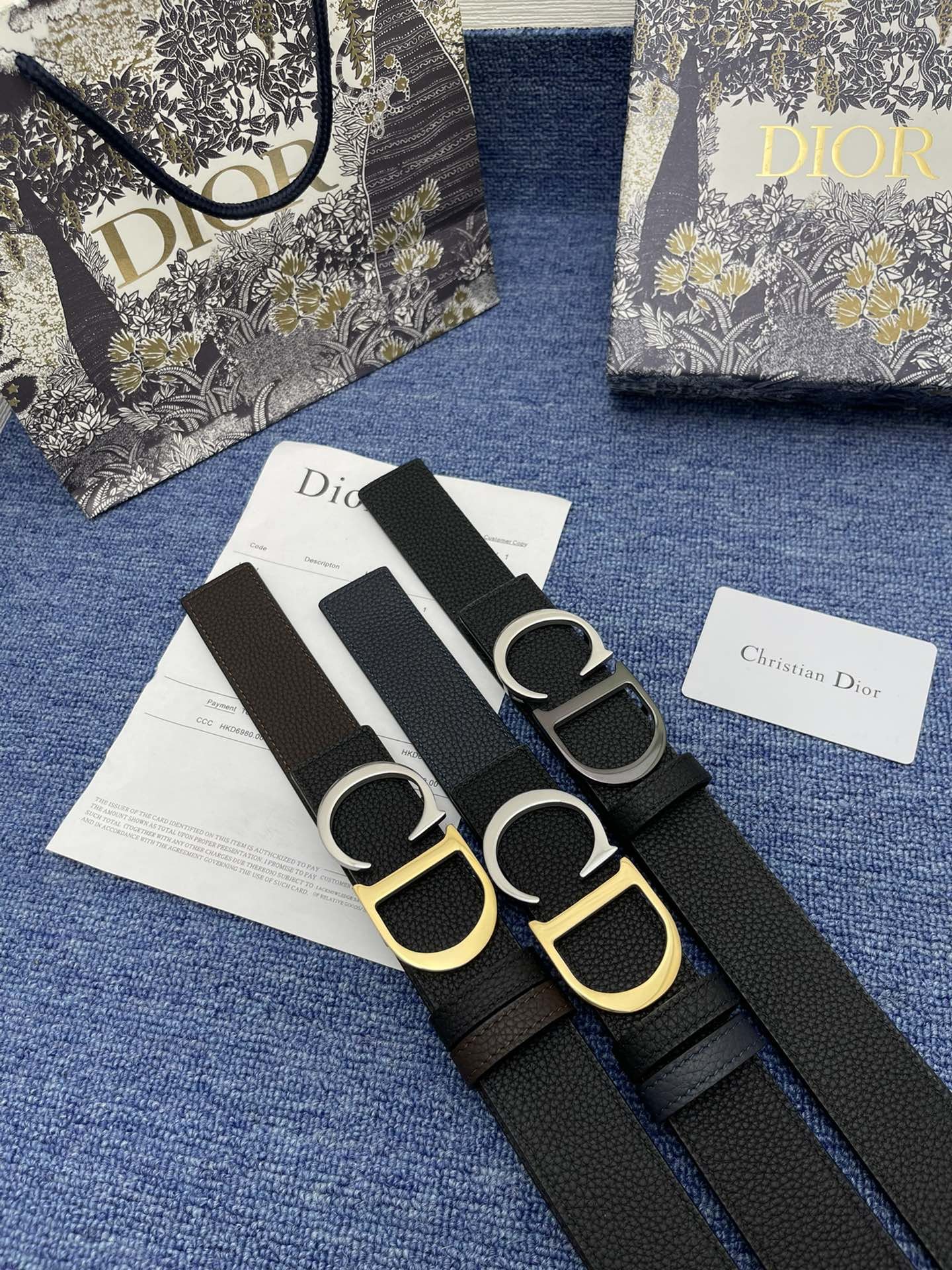 迪奥这款30MontaigneAvenue腰带从同名手袋汲取灵感采用黑色光滑牛皮革精心制作质感柔软设计优