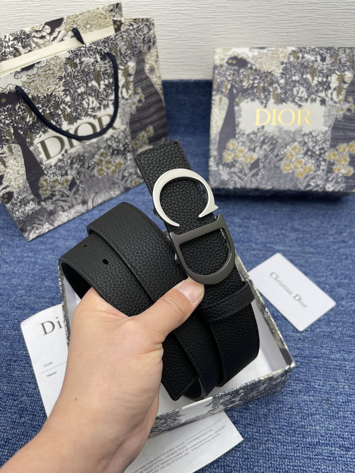 迪奥5503.5cm这款30MontaigneAvenue腰带从同名手袋汲取灵感采用黑色光滑牛皮革精心制
