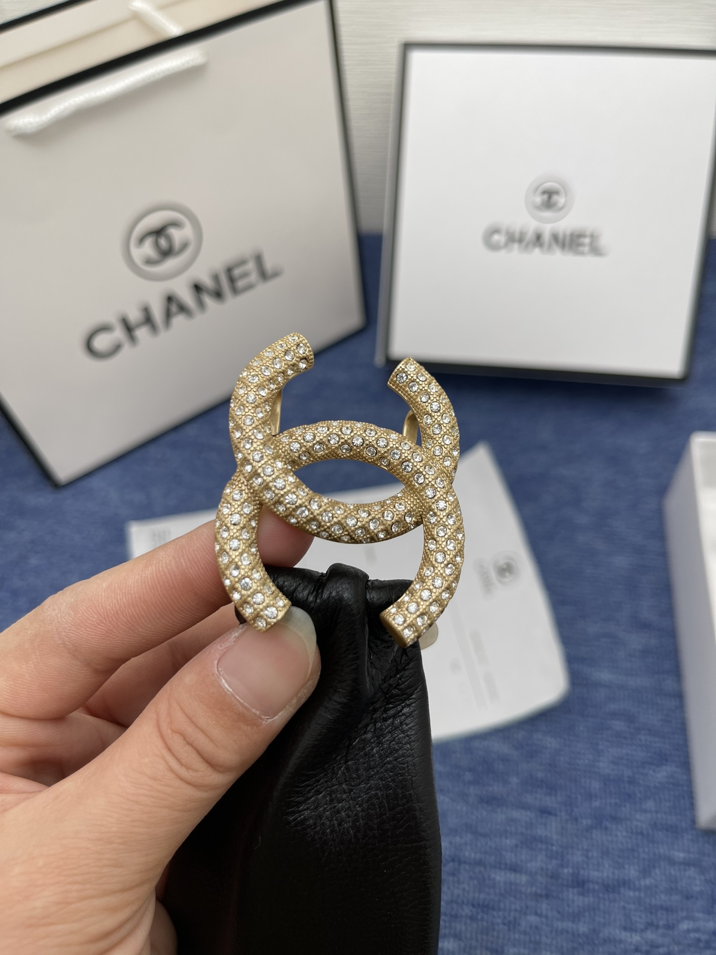 品牌香奈儿女带描述双面原版皮可调节式皮带小牛皮材质配有钯金色和银色钢金属扣牛皮材质不锈钢香奈儿扣5.0厘