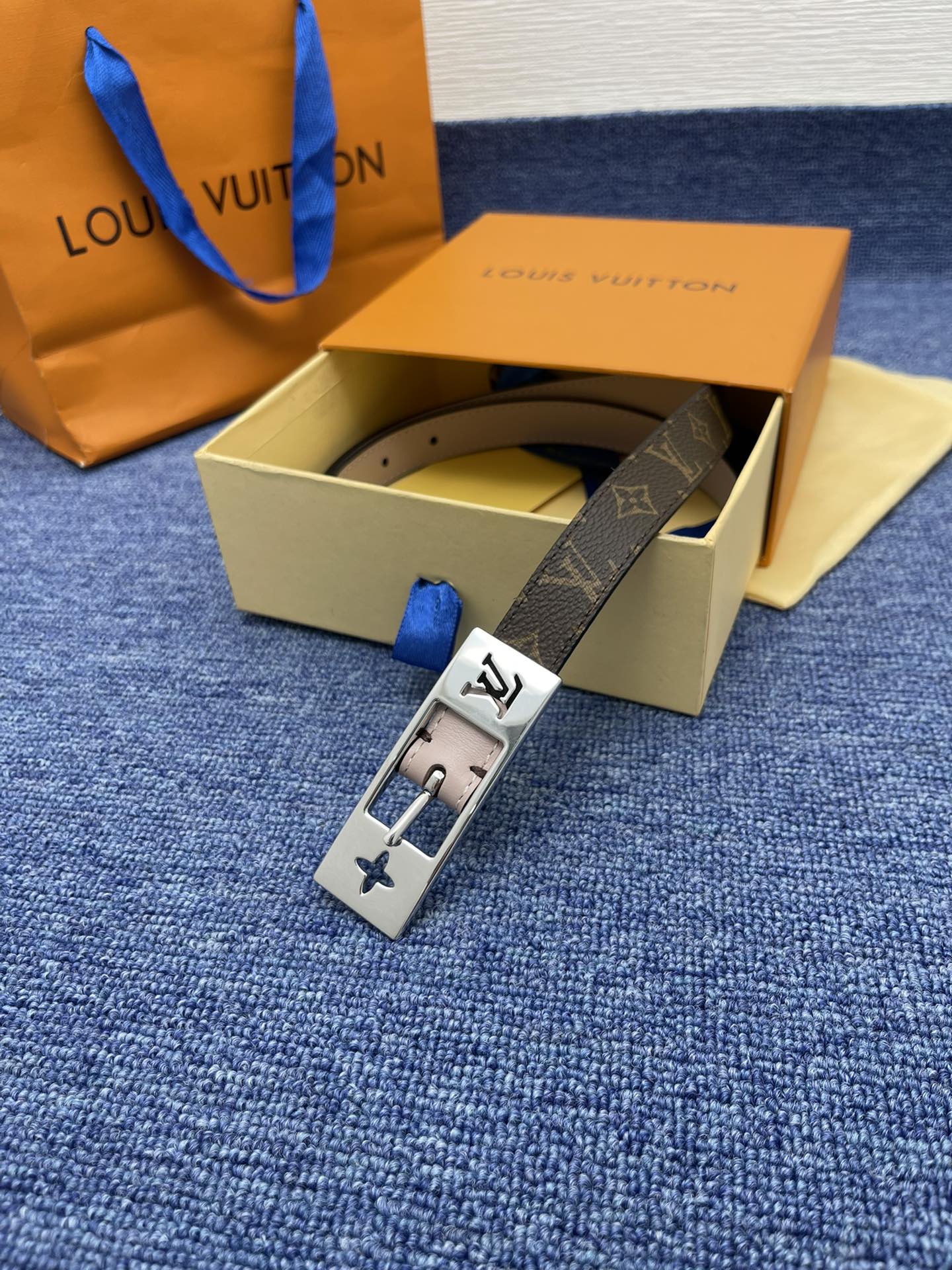 品牌LV2.0cm描述这款饰有LV带扣的腰带配以水牛皮衬里覆以Monogram牛皮展现细腻的品牌特质是牛