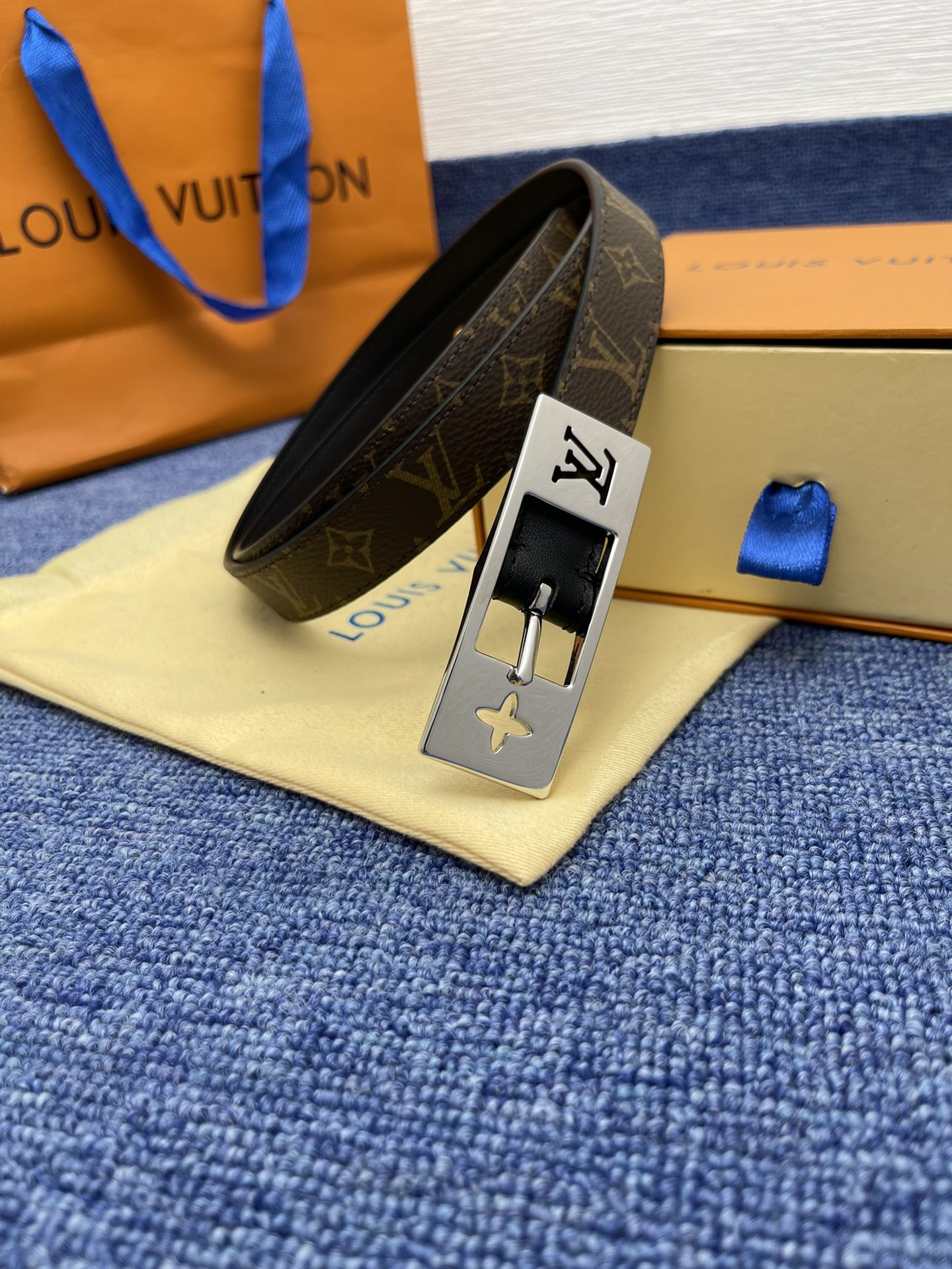品牌LV2.0cm描述这款饰有LV带扣的腰带配以水牛皮衬里覆以Monogram牛皮展现细腻的品牌特质是牛