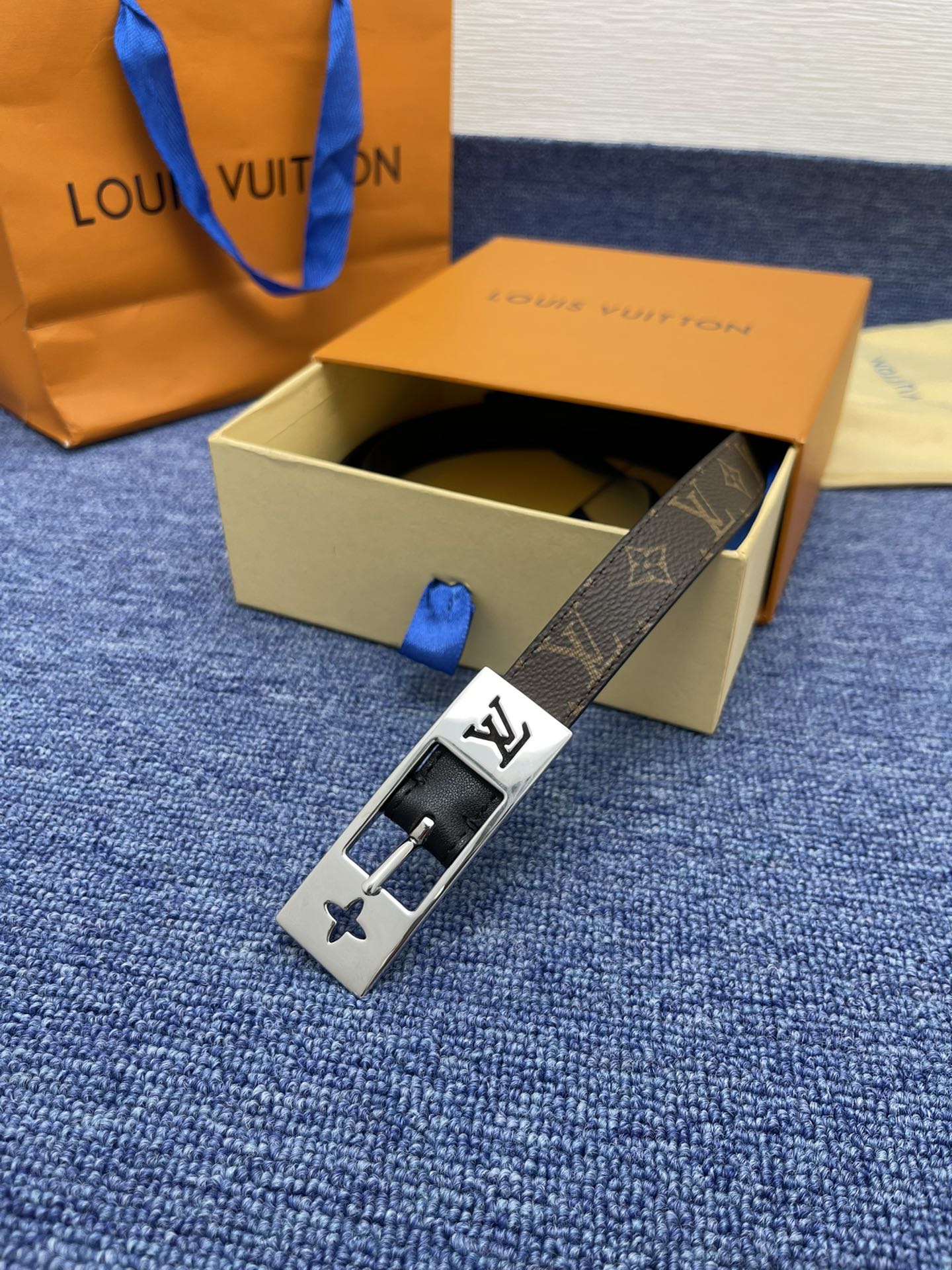 品牌LV2.0cm描述这款饰有LV带扣的腰带配以水牛皮衬里覆以Monogram牛皮展现细腻的品牌特质是牛