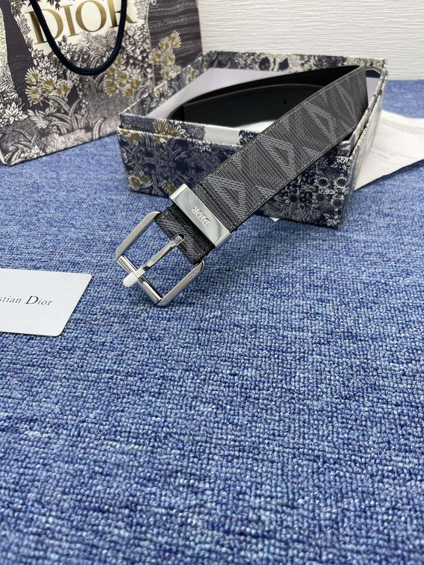 迪奥5503.5cm这款30MontaigneAvenue腰带从同名手袋汲取灵感采用黑色光滑牛皮革精心制