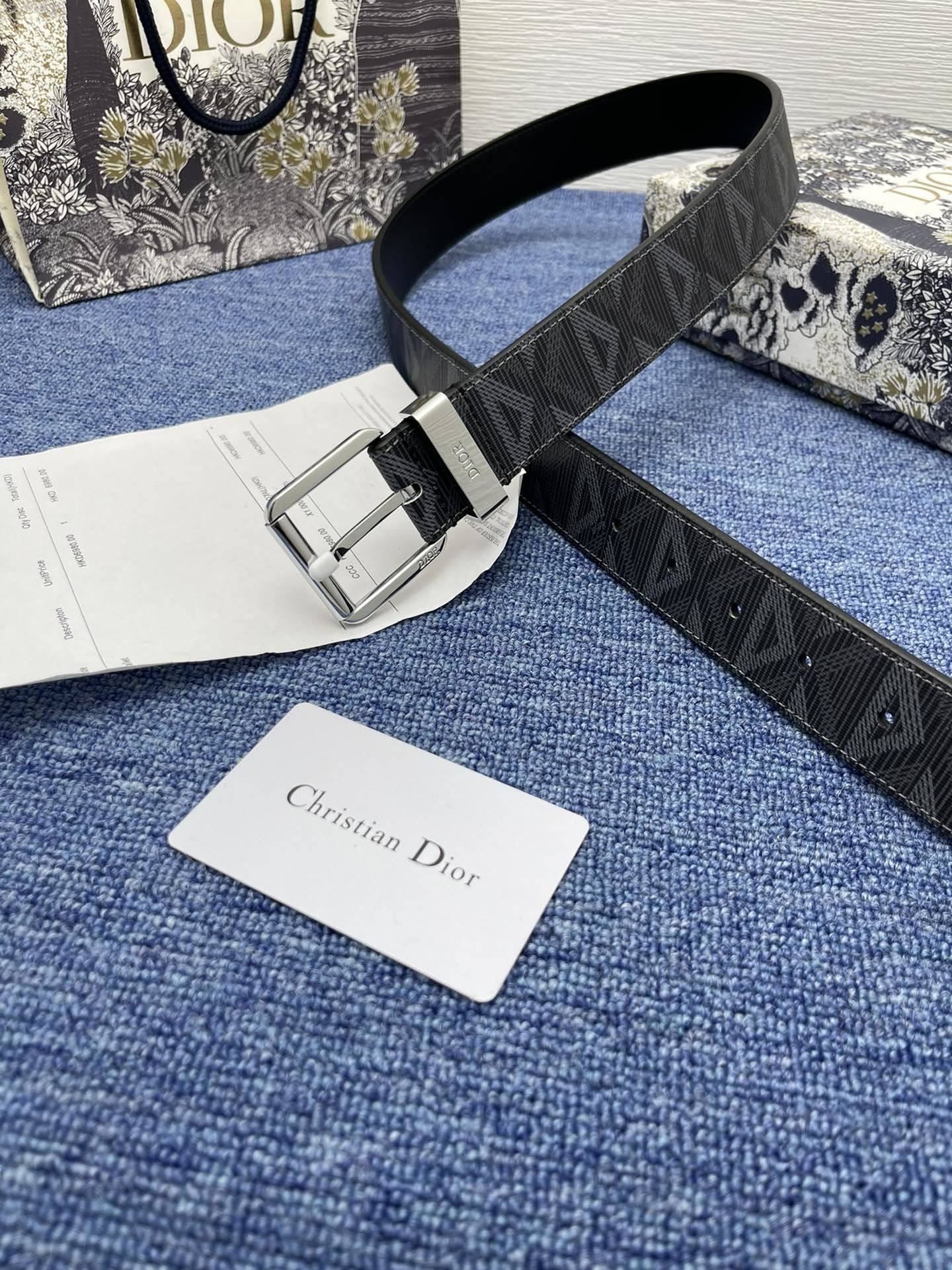 迪奥5503.5cm这款30MontaigneAvenue腰带从同名手袋汲取灵感采用黑色光滑牛皮革精心制
