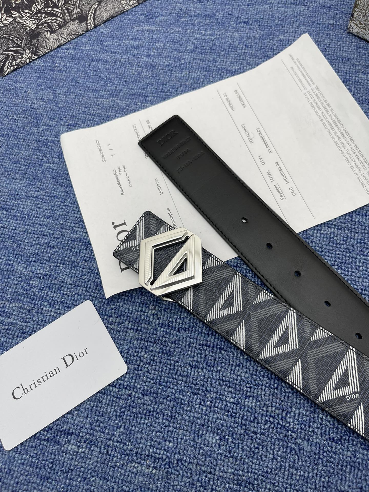 迪奥5504.0cm这款30MontaigneAvenue腰带从同名手袋汲取灵感采用黑色光滑牛皮革精心制
