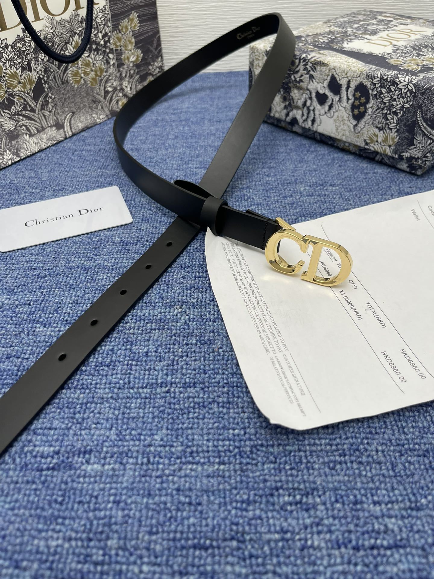 这款2.0cmMontaigne腰带从同名手袋汲取灵感可翻面使用以双面设计重新诠释经典采用光滑牛皮革精心
