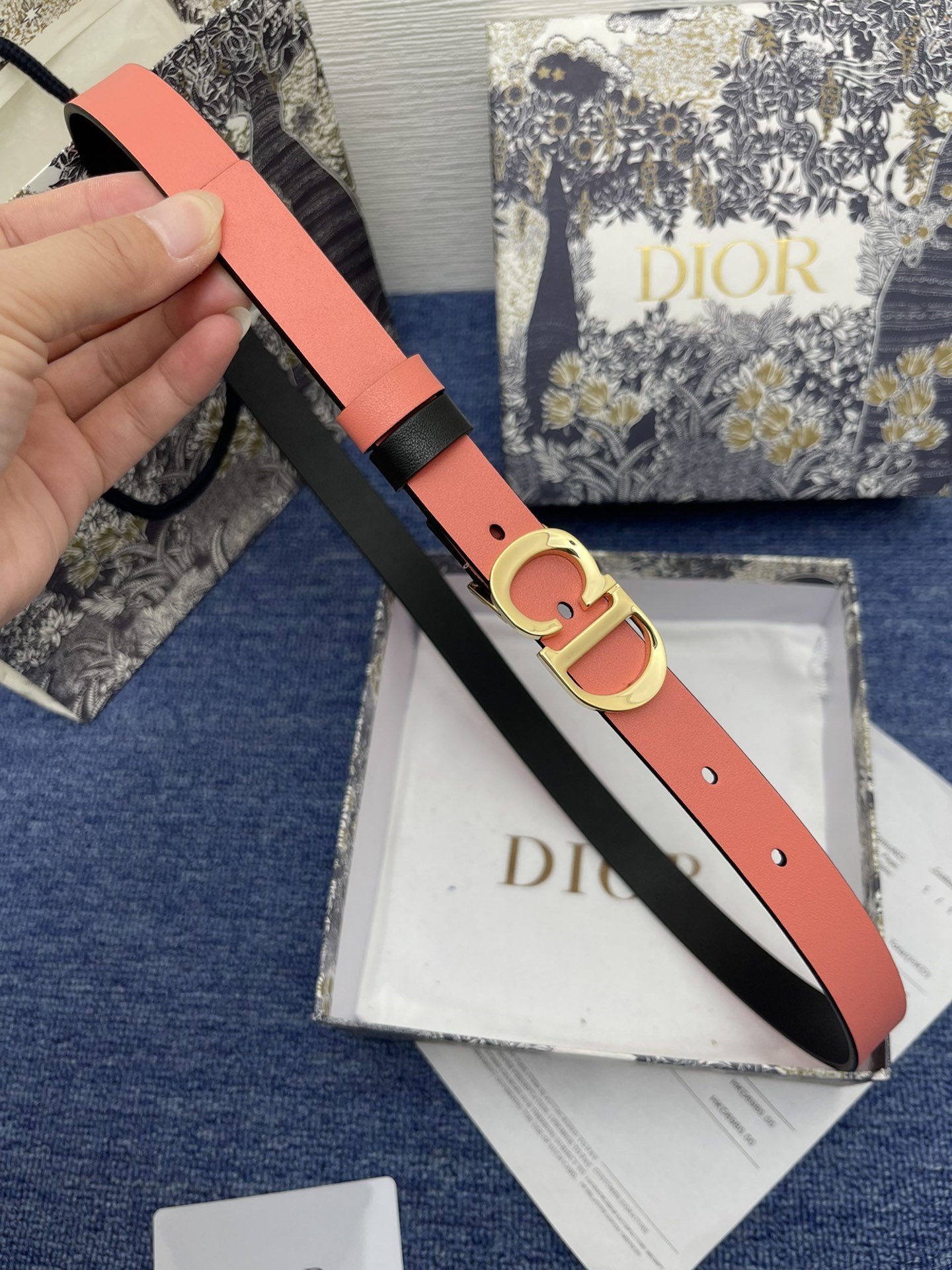 这款2.0cmMontaigne腰带从同名手袋汲取灵感可翻面使用以双面设计重新诠释经典采用光滑牛皮革精心