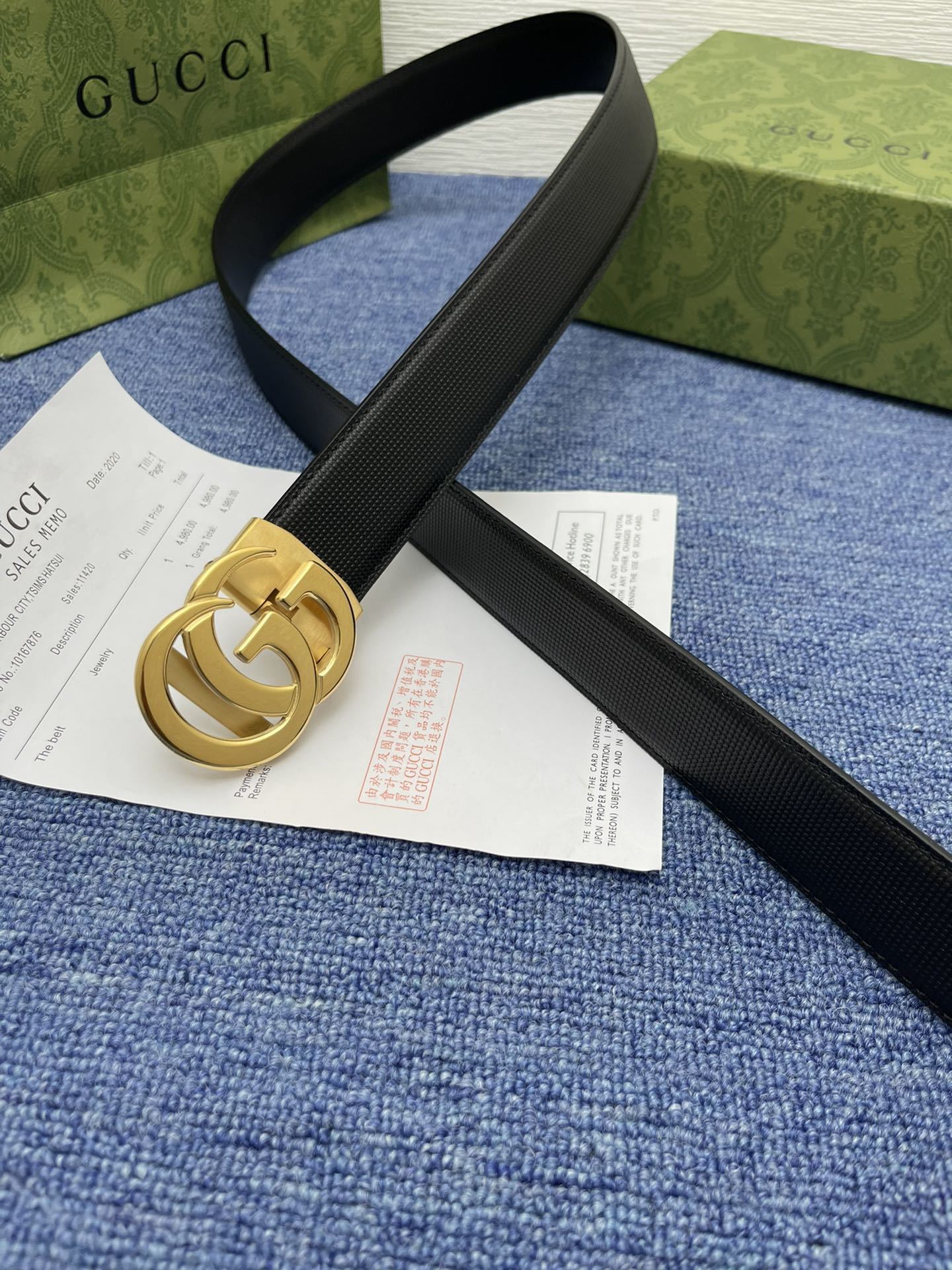 品牌古驰Gucci自动描述采用高级GucciSignature真皮精制而成触感厚实饰以双G商标带扣腰带为