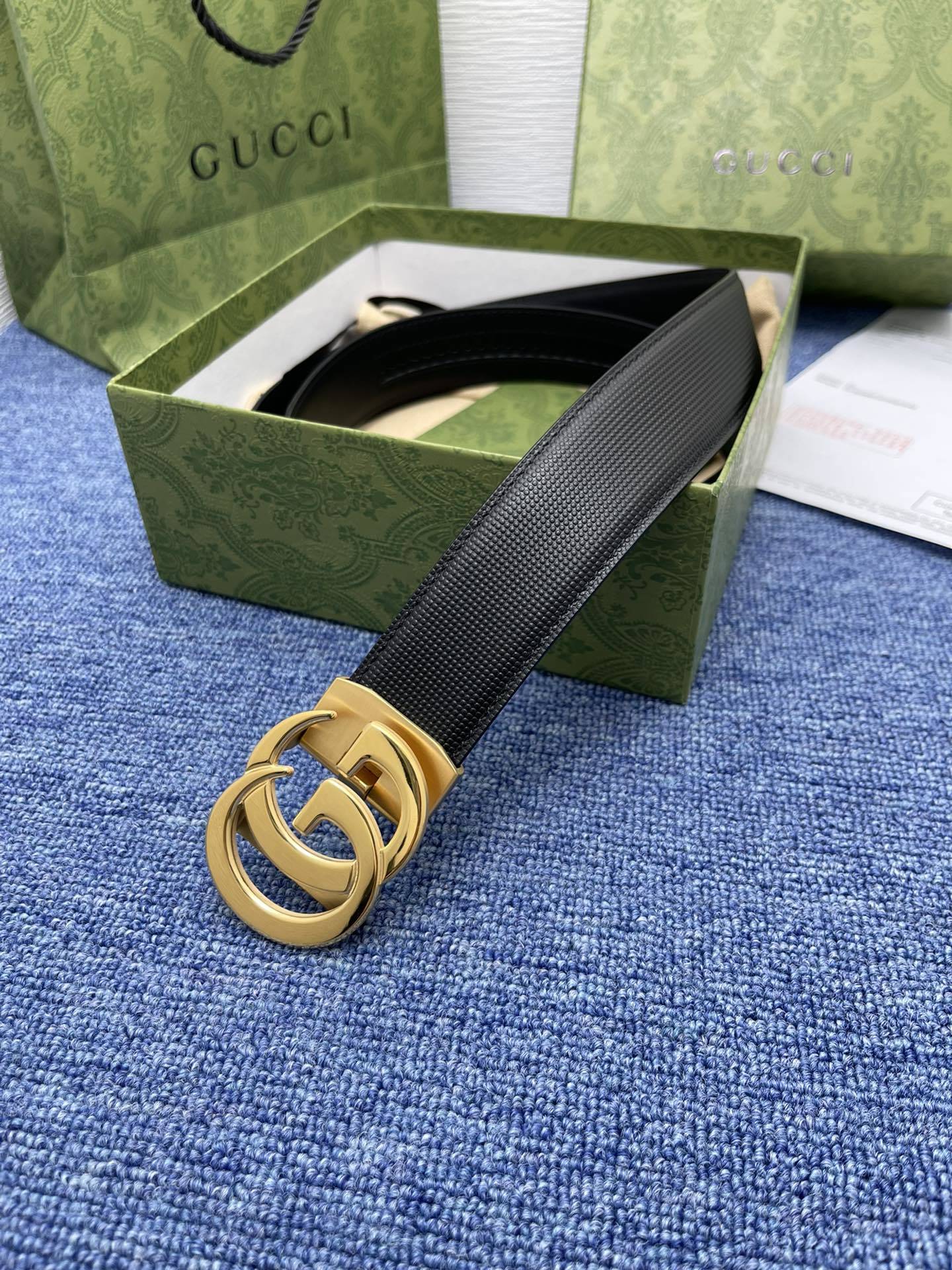 品牌古驰Gucci自动描述采用高级GucciSignature真皮精制而成触感厚实饰以双G商标带扣腰带为