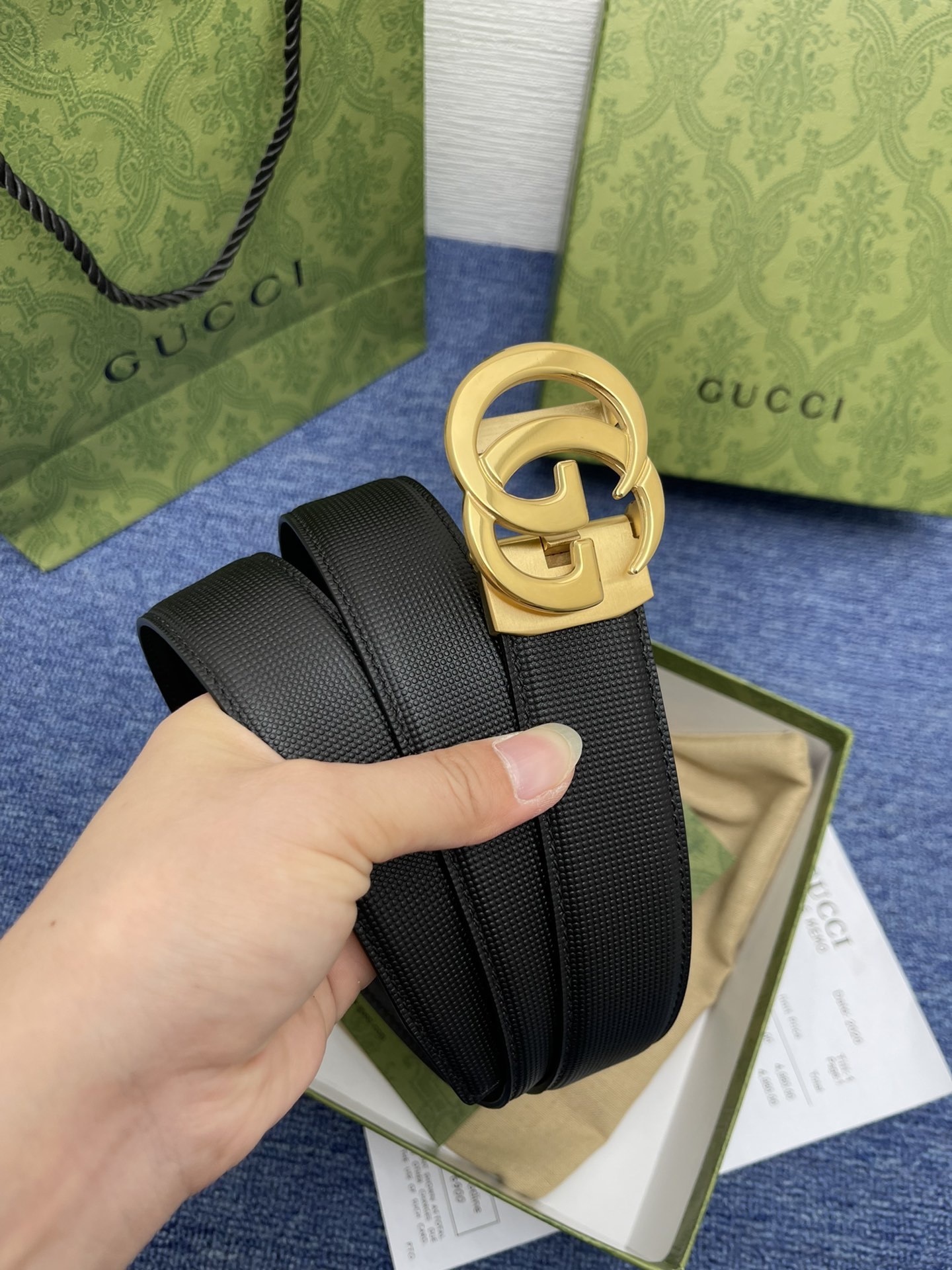 品牌古驰Gucci自动描述采用高级GucciSignature真皮精制而成触感厚实饰以双G商标带扣腰带为