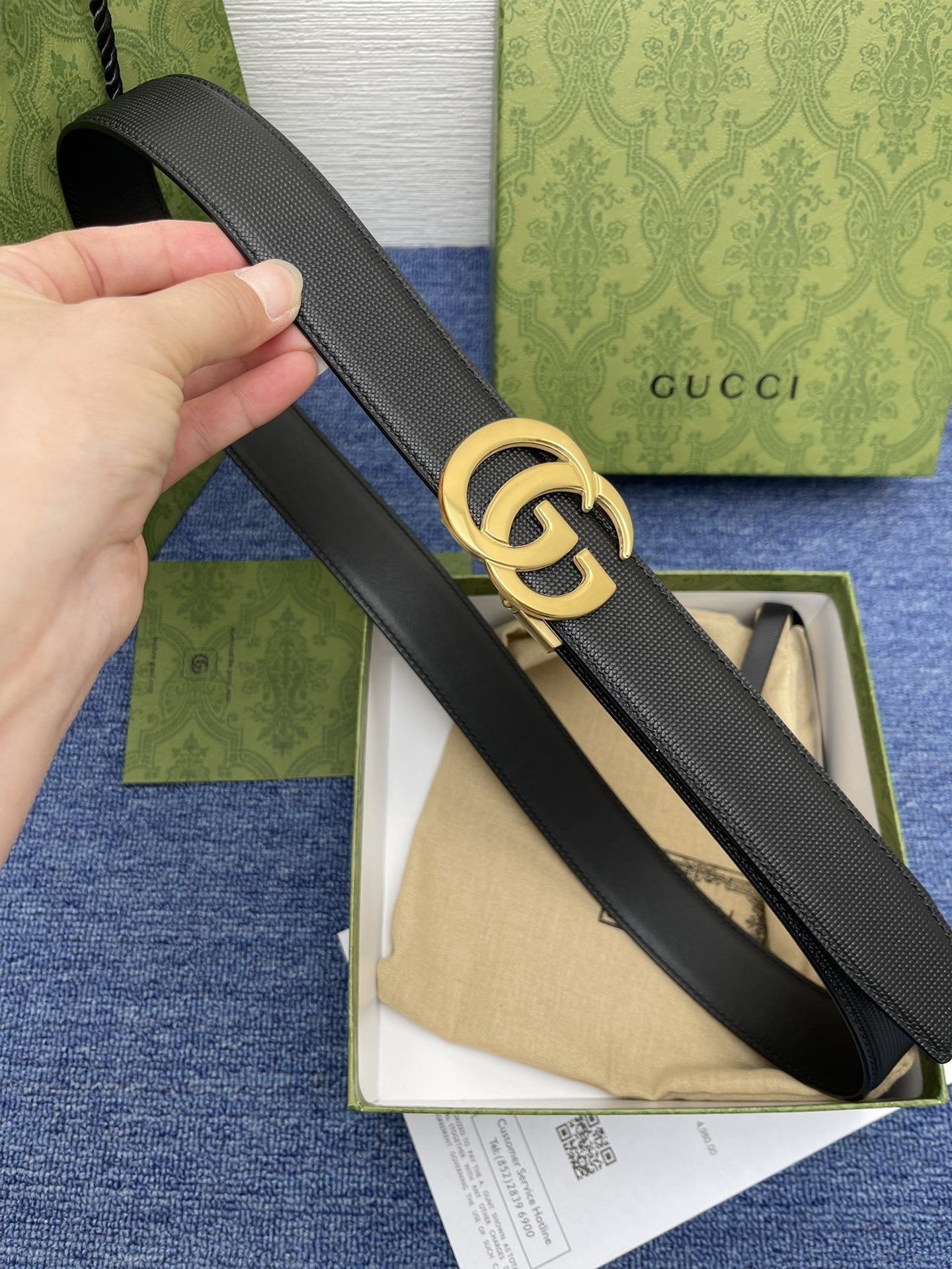 品牌古驰Gucci自动描述采用高级GucciSignature真皮精制而成触感厚实饰以双G商标带扣腰带为