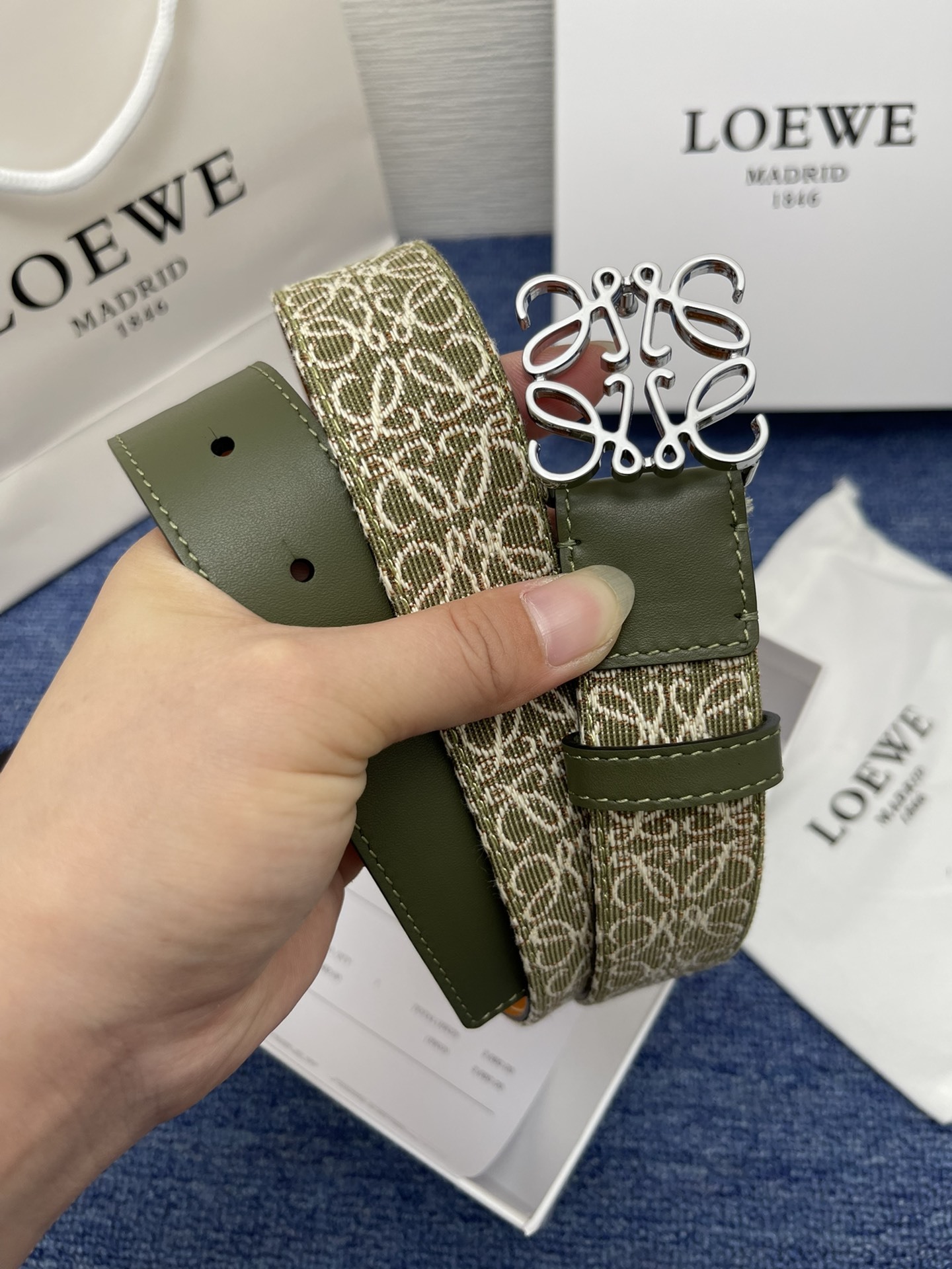 品牌罗意威描述经典系列新品腰带采用小牛皮材质完美搭配手工车线两款经典配色可搭配商务西装或更为休闲的造型腰