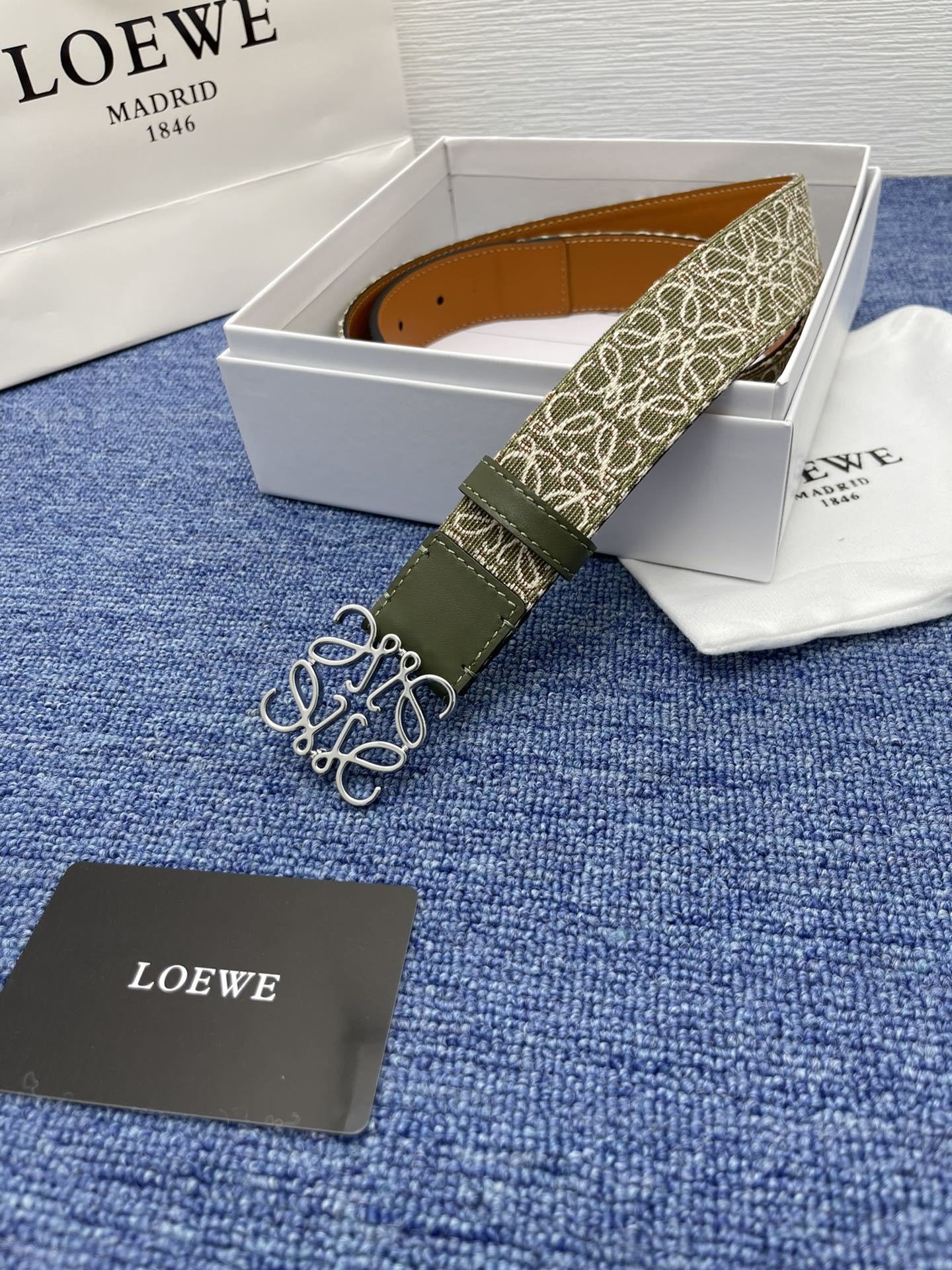 品牌罗意威描述经典系列新品腰带采用小牛皮材质完美搭配手工车线两款经典配色可搭配商务西装或更为休闲的造型腰