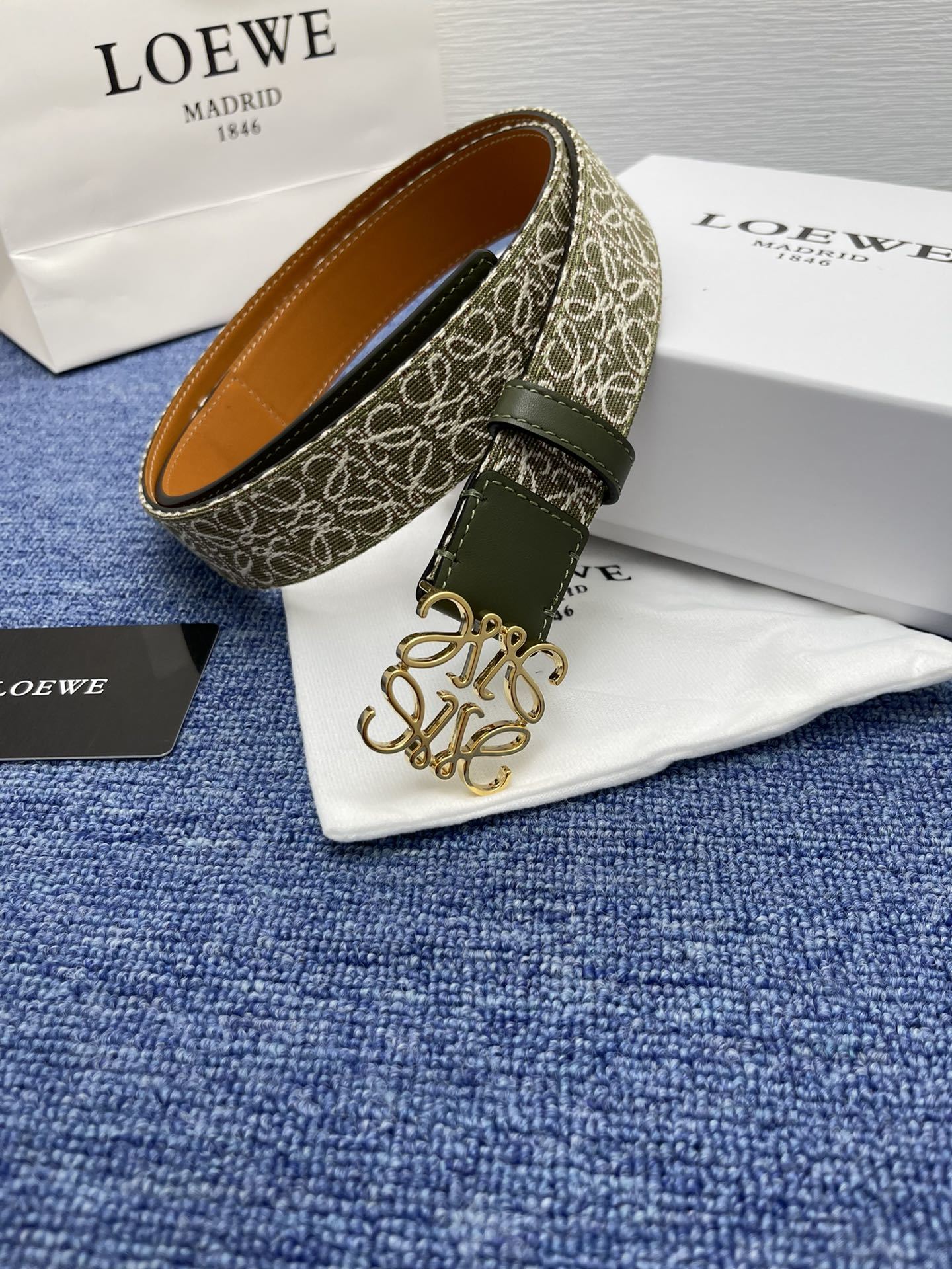 品牌罗意威描述经典系列新品腰带采用小牛皮材质完美搭配手工车线两款经典配色可搭配商务西装或更为休闲的造型腰