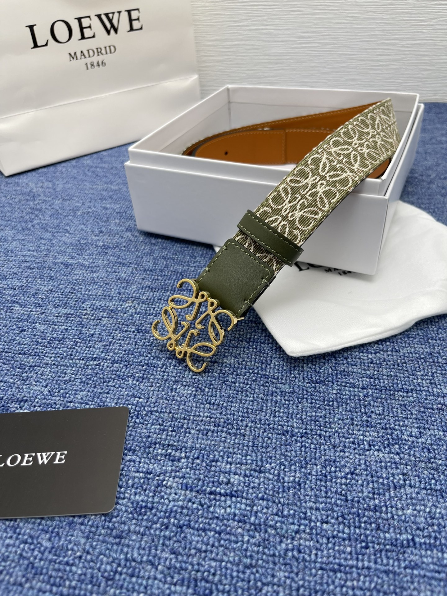 品牌罗意威描述经典系列新品腰带采用小牛皮材质完美搭配手工车线两款经典配色可搭配商务西装或更为休闲的造型腰