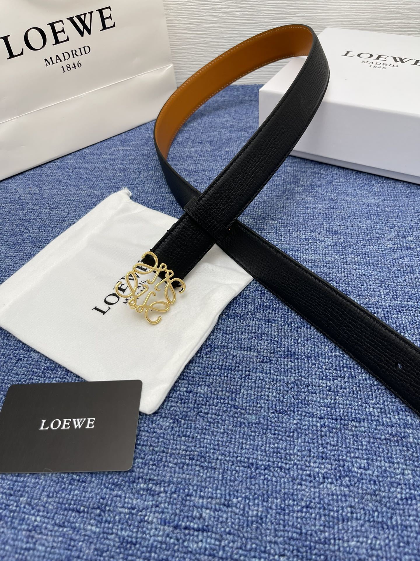 品牌罗意威描述经典系列新品腰带采用小牛皮材质完美搭配手工车线两款经典配色可搭配商务西装或更为休闲的造型腰