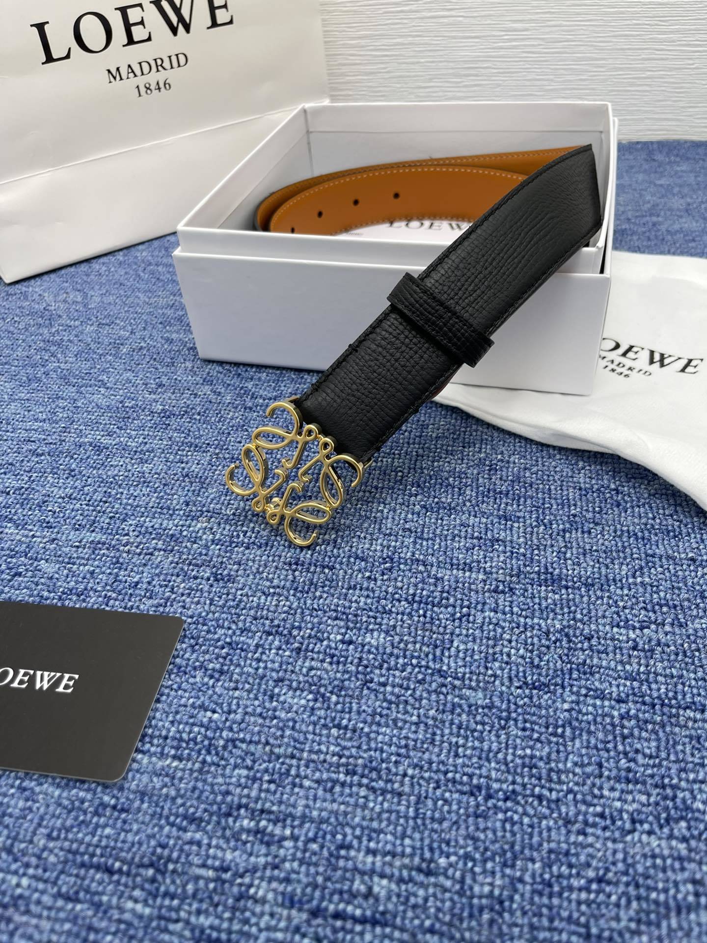 品牌罗意威描述经典系列新品腰带采用小牛皮材质完美搭配手工车线两款经典配色可搭配商务西装或更为休闲的造型腰