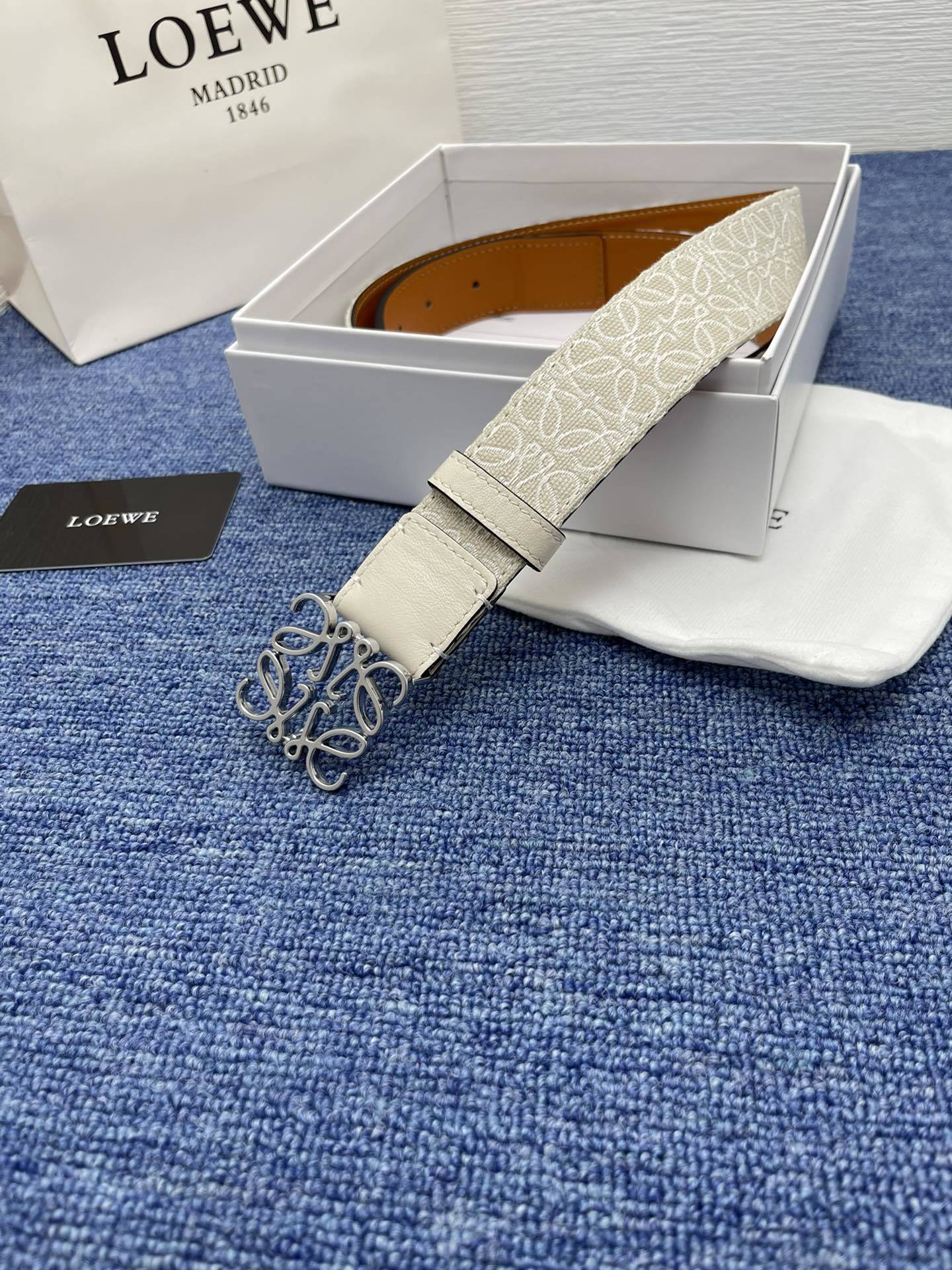品牌罗意威描述经典系列新品腰带采用小牛皮材质完美搭配手工车线两款经典配色可搭配商务西装或更为休闲的造型腰