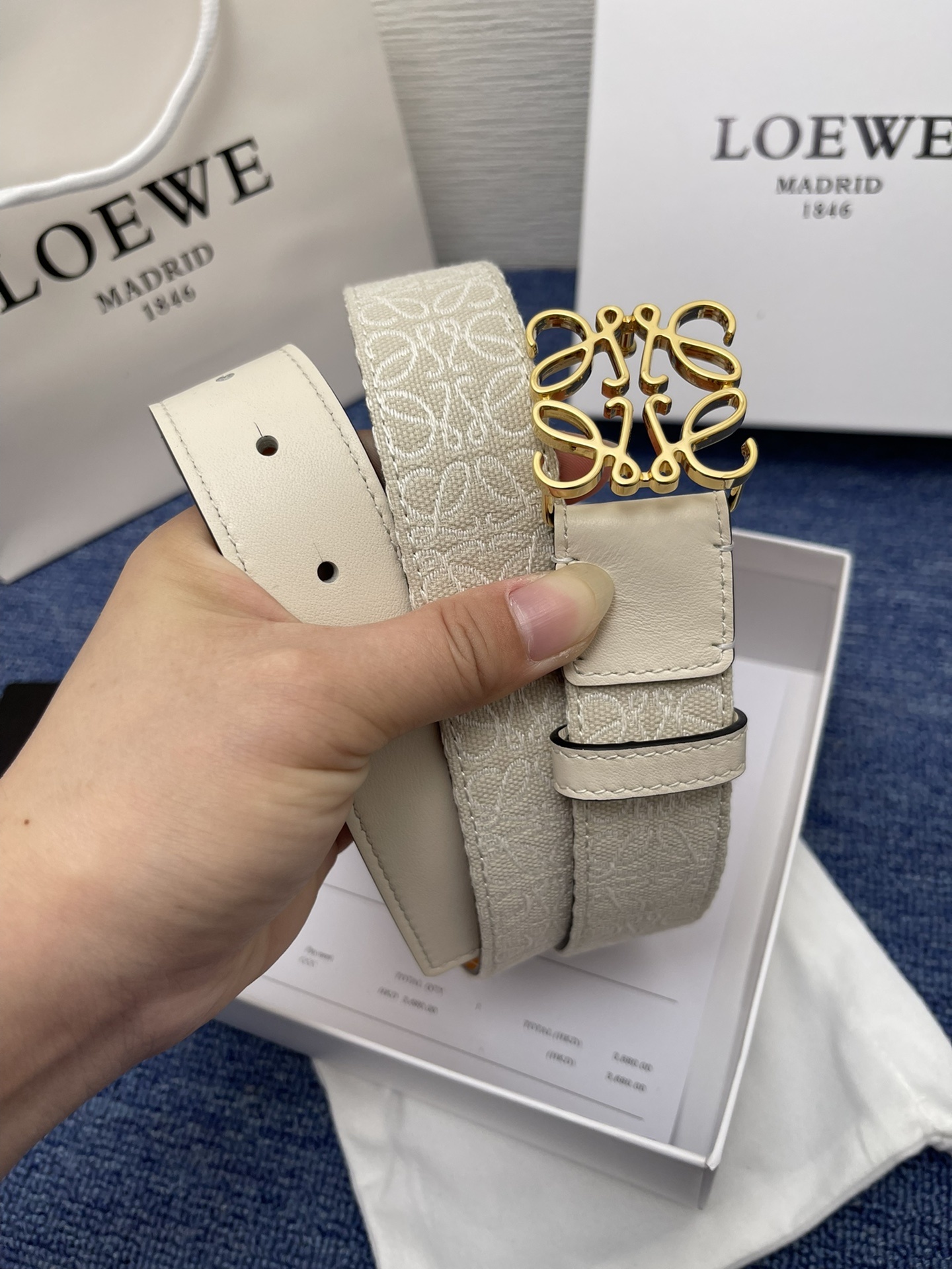 品牌罗意威描述经典系列新品腰带采用小牛皮材质完美搭配手工车线两款经典配色可搭配商务西装或更为休闲的造型腰