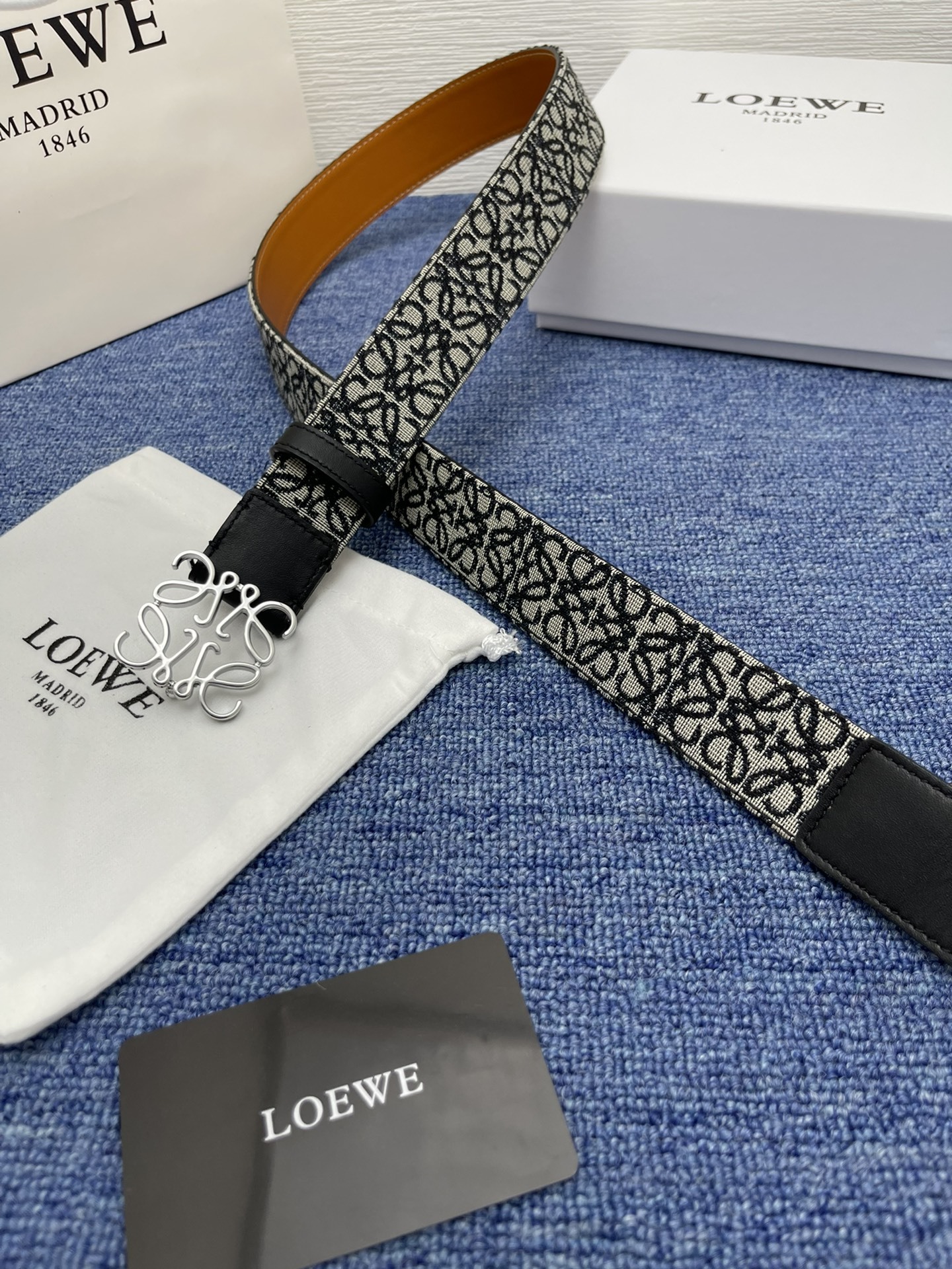 品牌罗意威描述经典系列新品腰带采用小牛皮材质完美搭配手工车线两款经典配色可搭配商务西装或更为休闲的造型腰