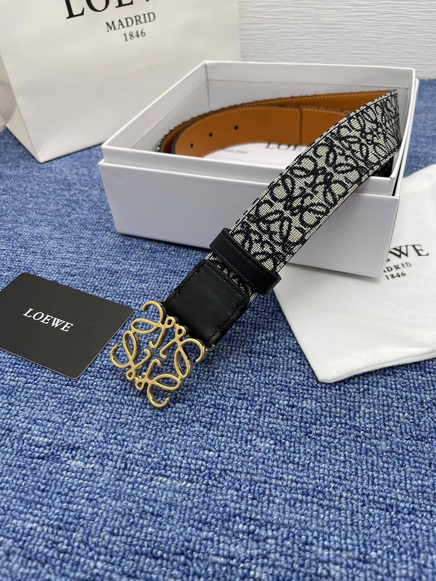 品牌罗意威描述经典系列新品腰带采用小牛皮材质完美搭配手工车线两款经典配色可搭配商务西装或更为休闲的造型腰