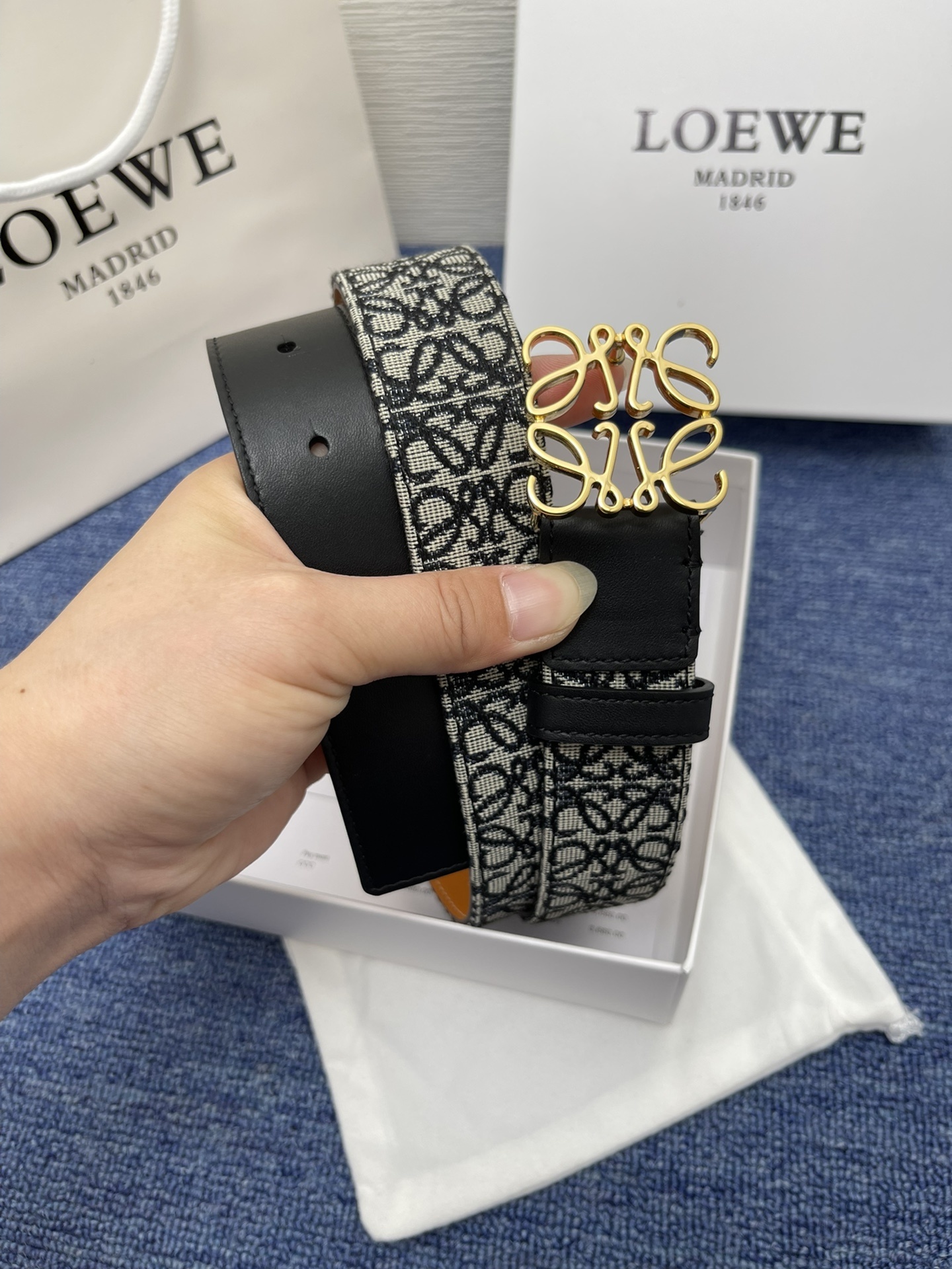 品牌罗意威描述经典系列新品腰带采用小牛皮材质完美搭配手工车线两款经典配色可搭配商务西装或更为休闲的造型腰