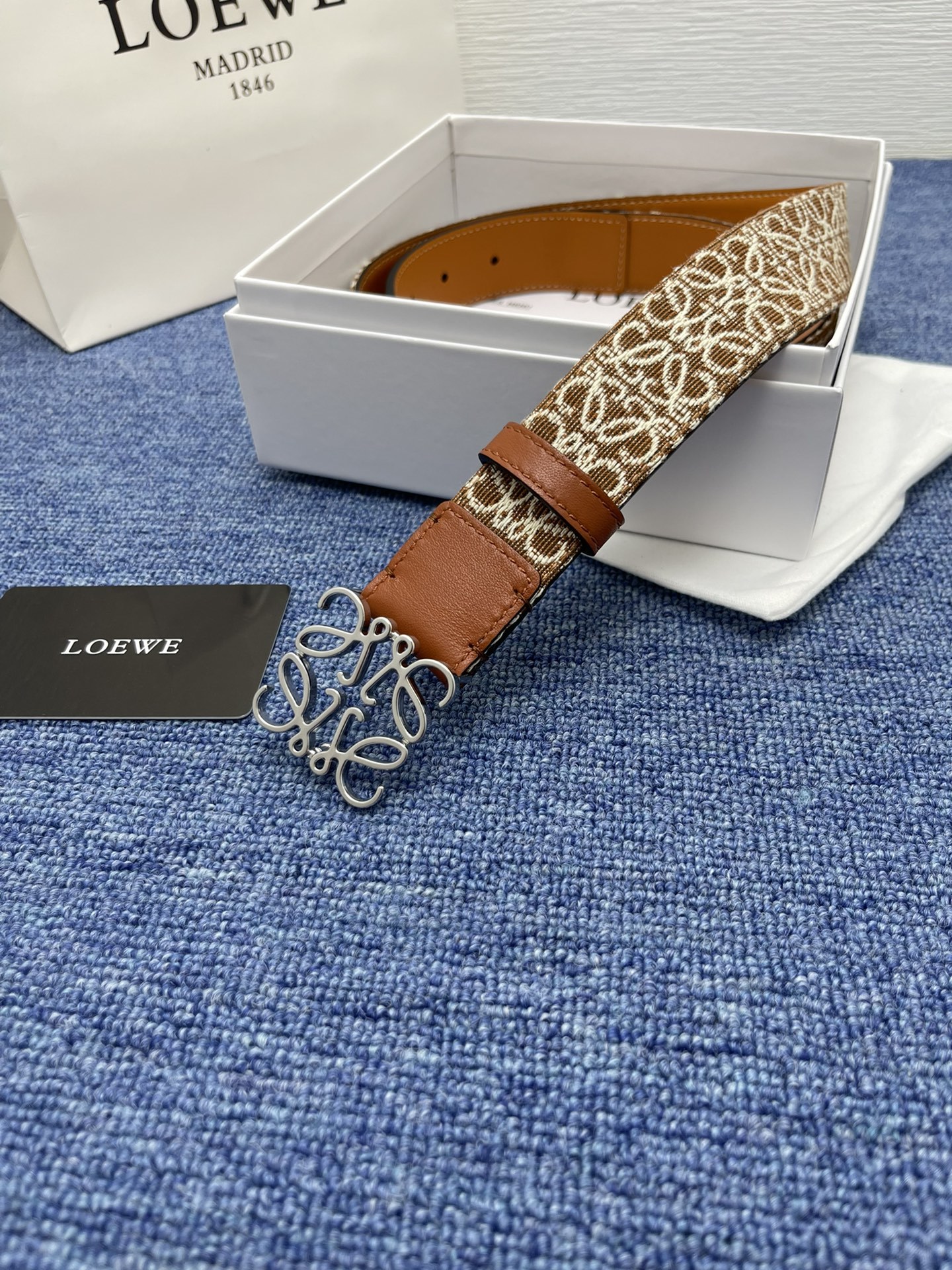 品牌罗意威描述经典系列新品腰带采用小牛皮材质完美搭配手工车线两款经典配色可搭配商务西装或更为休闲的造型腰