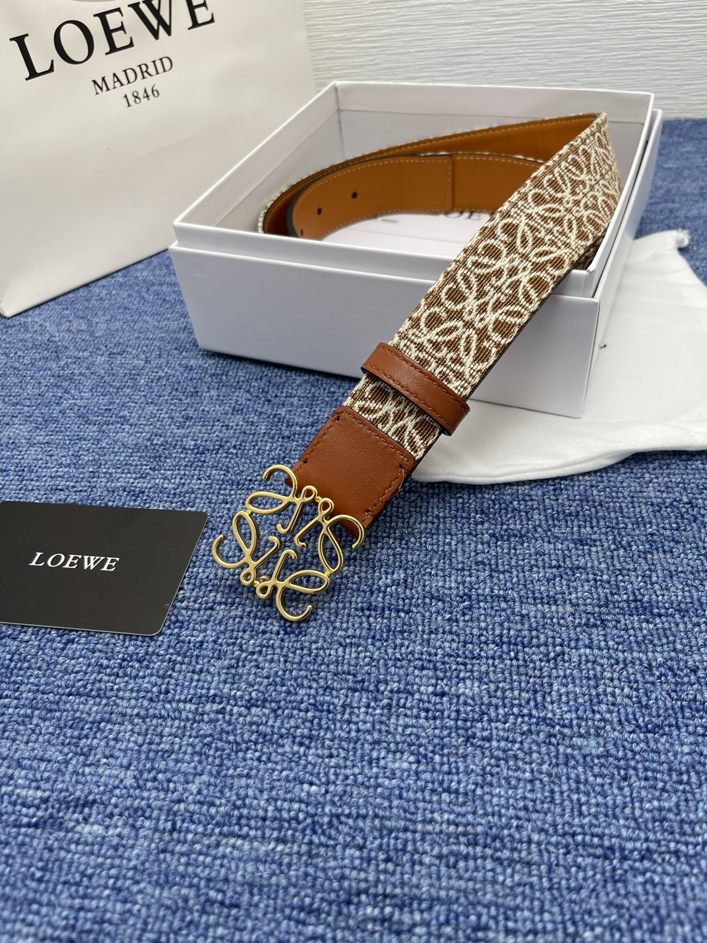 品牌罗意威描述经典系列新品腰带采用小牛皮材质完美搭配手工车线两款经典配色可搭配商务西装或更为休闲的造型腰