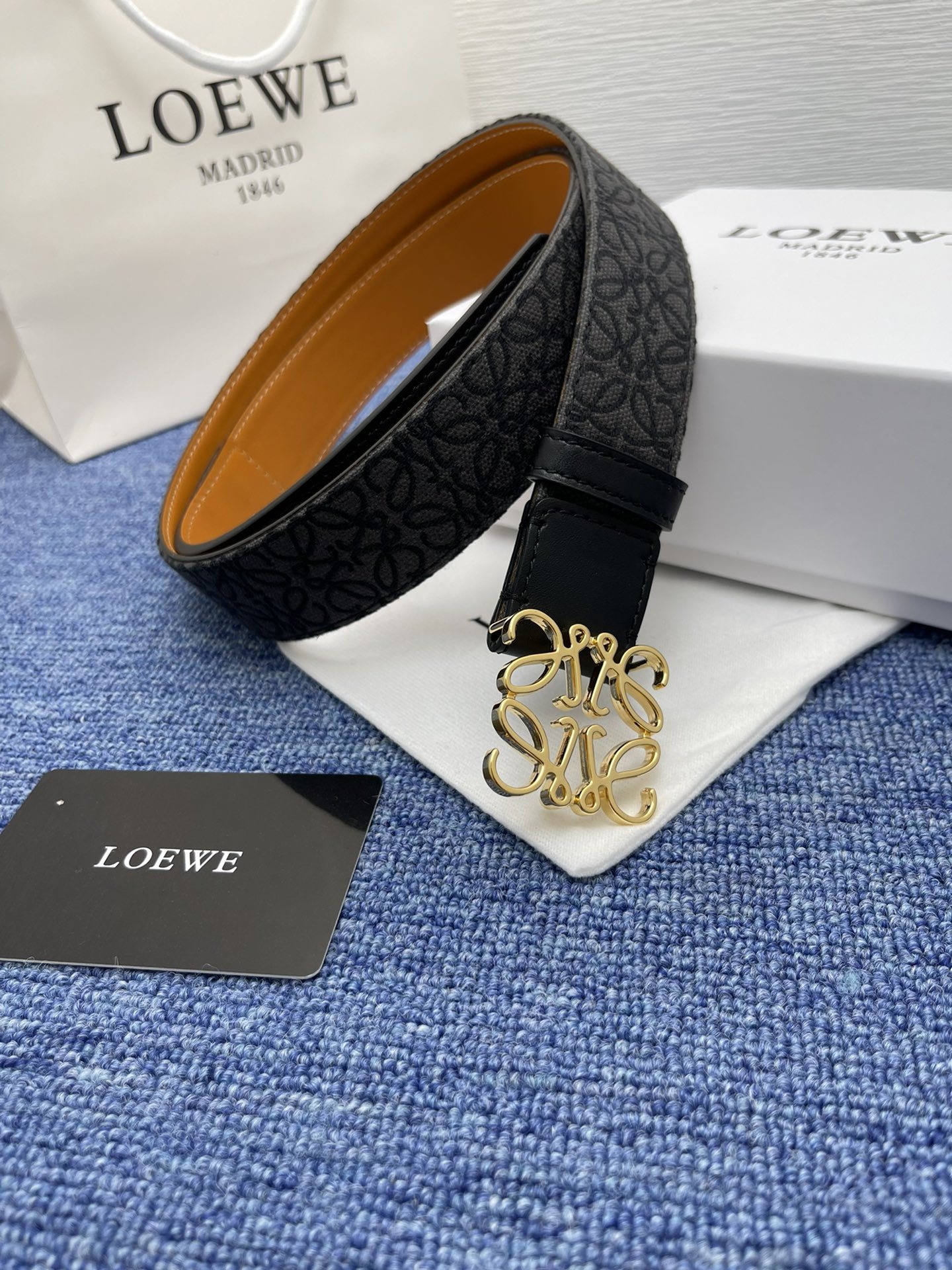 品牌罗意威描述经典系列新品腰带采用小牛皮材质完美搭配手工车线两款经典配色可搭配商务西装或更为休闲的造型腰