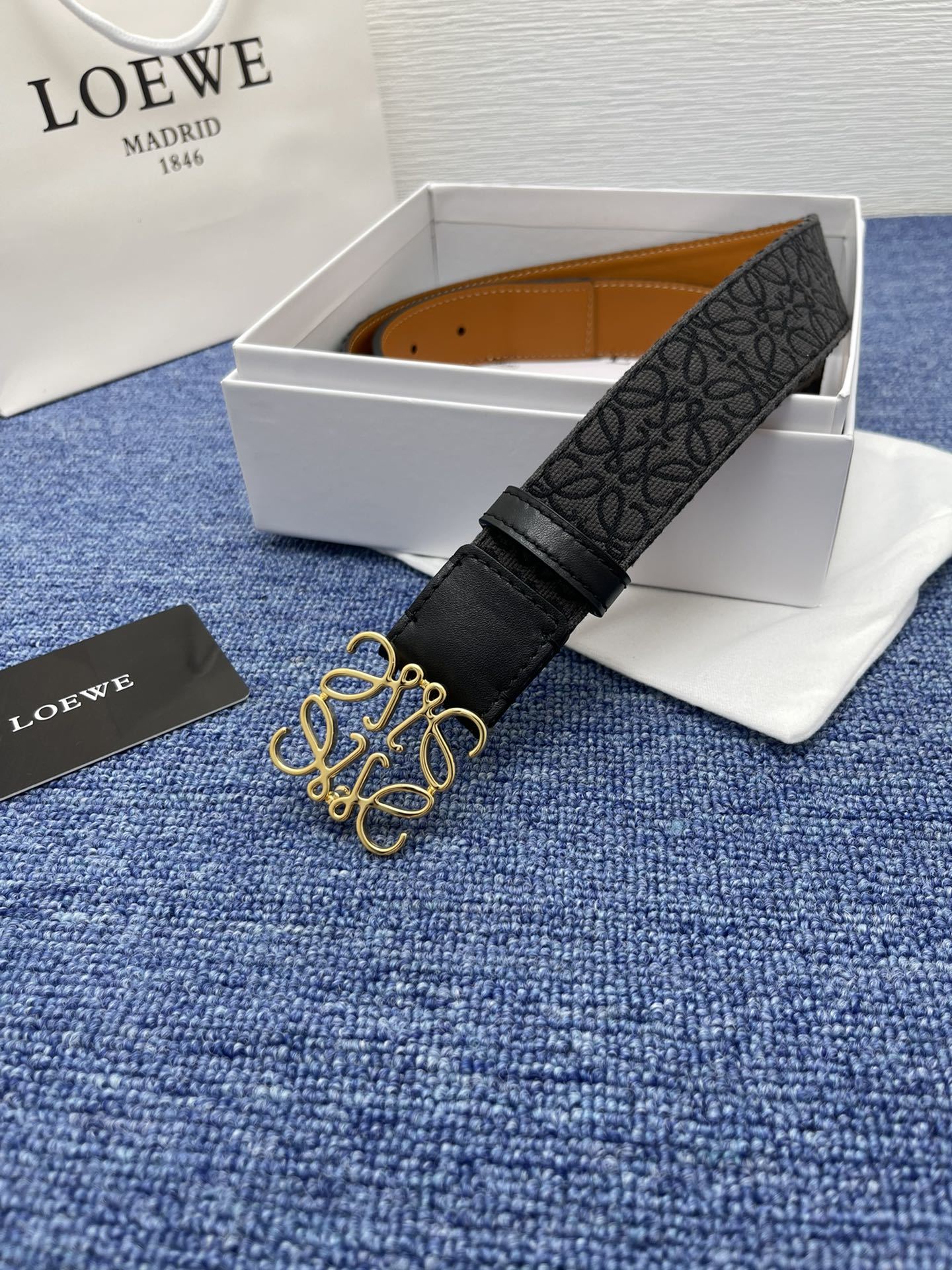 品牌罗意威描述经典系列新品腰带采用小牛皮材质完美搭配手工车线两款经典配色可搭配商务西装或更为休闲的造型腰