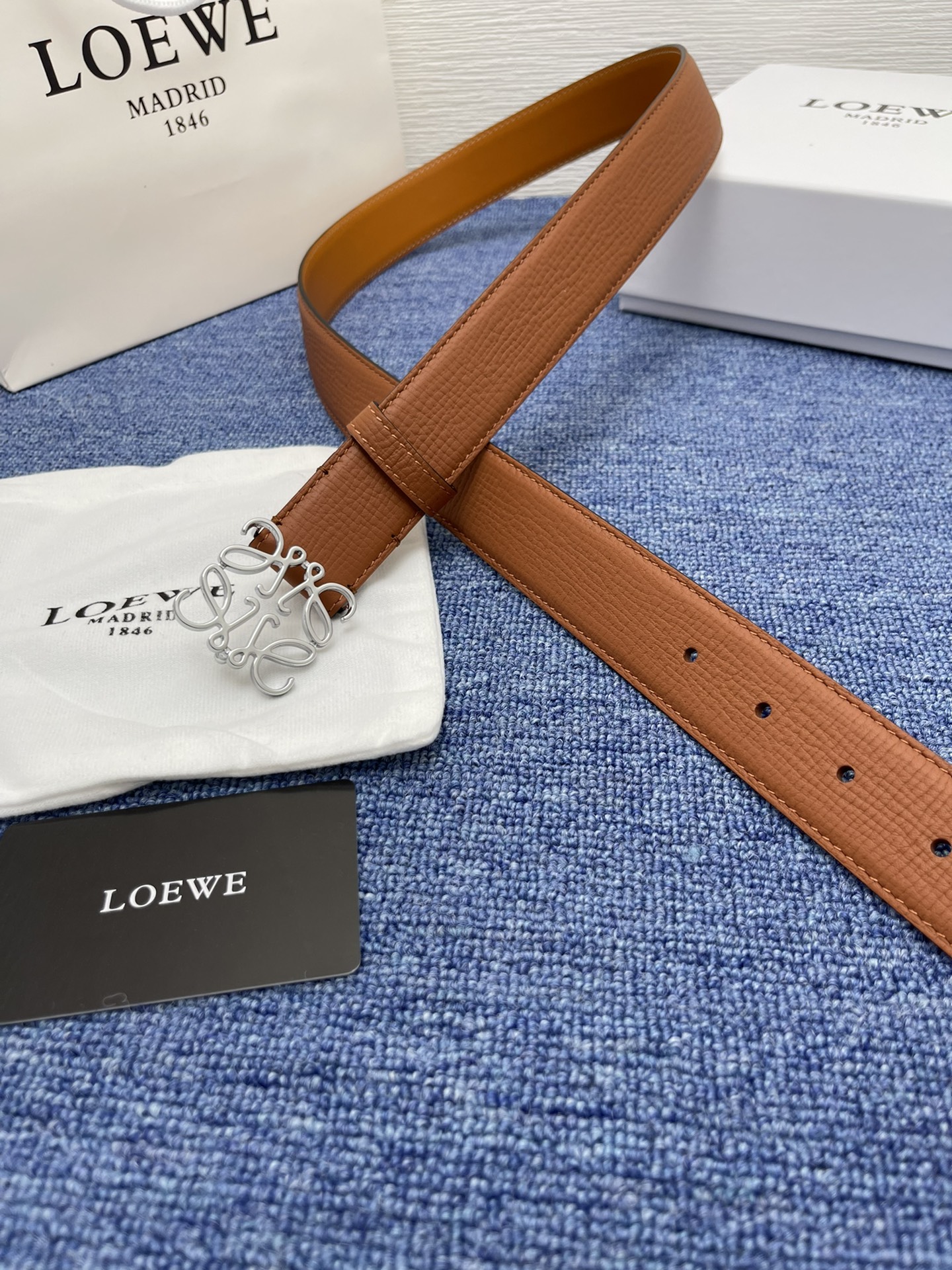 品牌罗意威描述经典系列新品腰带采用小牛皮材质完美搭配手工车线两款经典配色可搭配商务西装或更为休闲的造型腰