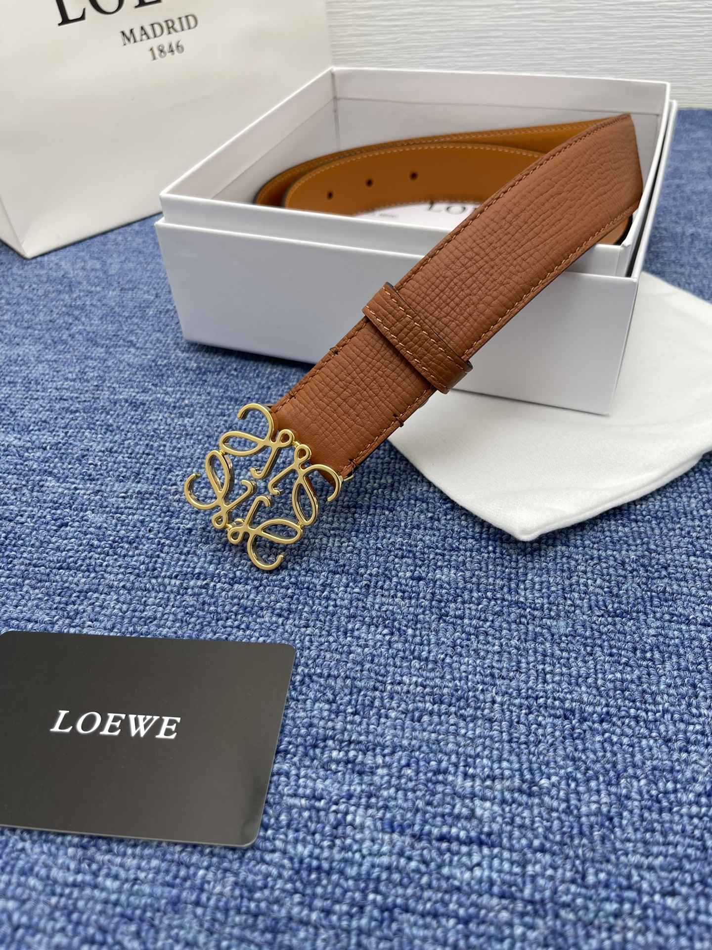 品牌罗意威描述经典系列新品腰带采用小牛皮材质完美搭配手工车线两款经典配色可搭配商务西装或更为休闲的造型腰