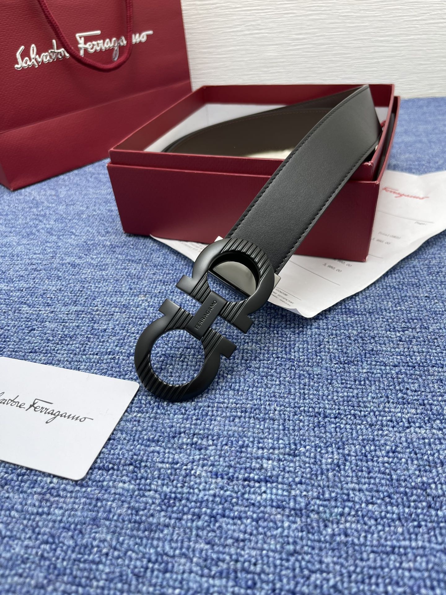 品牌菲拉.格慕3.5cm.描述这款皮带采用天然粒纹皮革材质颇具都市风范细节充满动感同色调金属Gancin