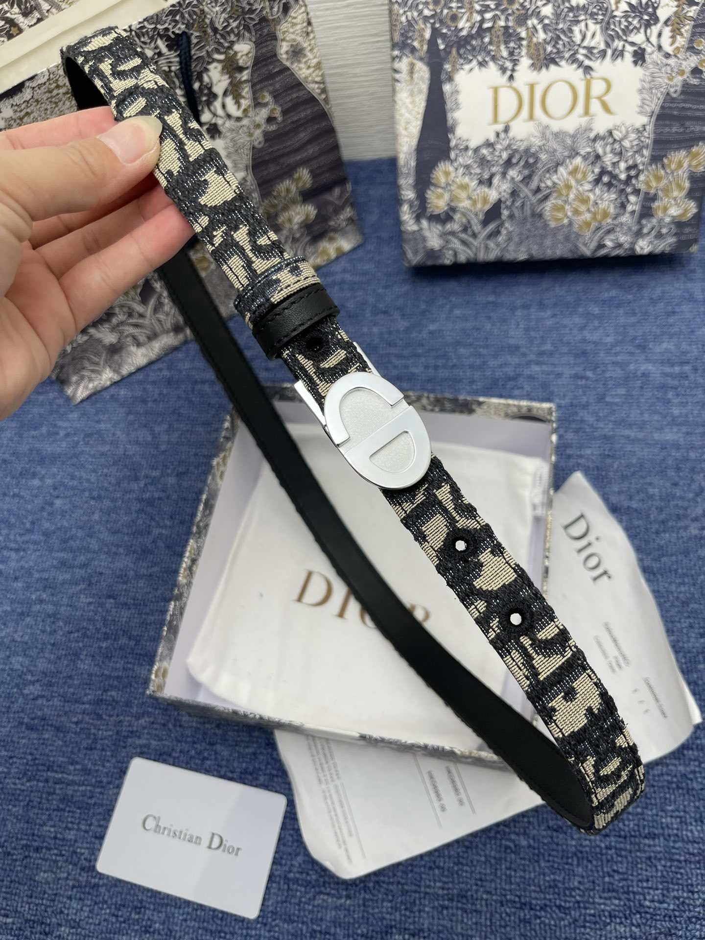 这款2.0cmMontaigne腰带从同名手袋汲取灵感可翻面使用以双面设计重新诠释经典采用光滑牛皮革精心