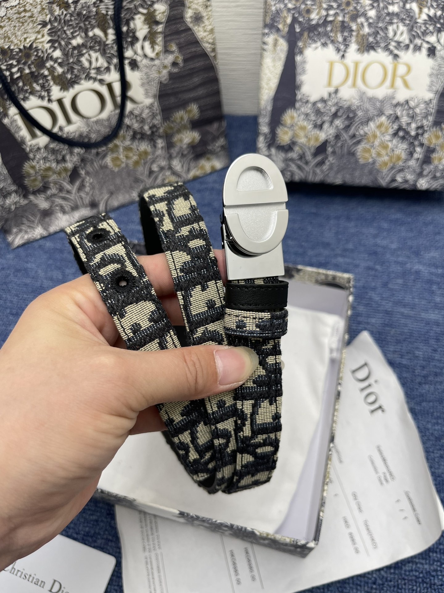这款2.0cmMontaigne腰带从同名手袋汲取灵感可翻面使用以双面设计重新诠释经典采用光滑牛皮革精心