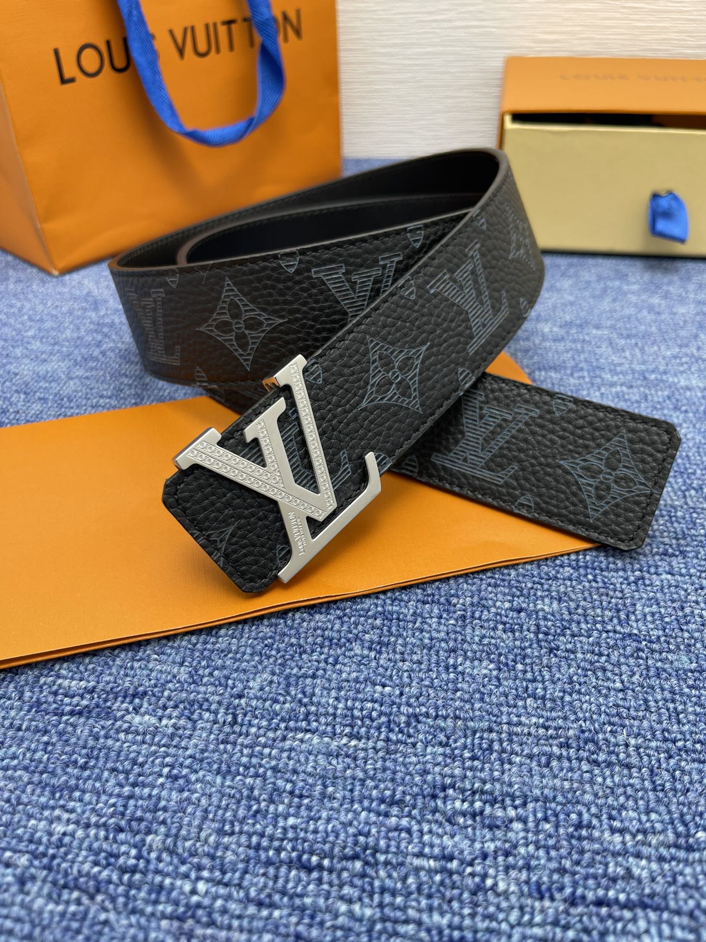 品牌LV4.0cm描述这款饰有LV带扣的腰带配以水牛皮衬里覆以Monogram牛皮展现细腻的品牌特质是牛